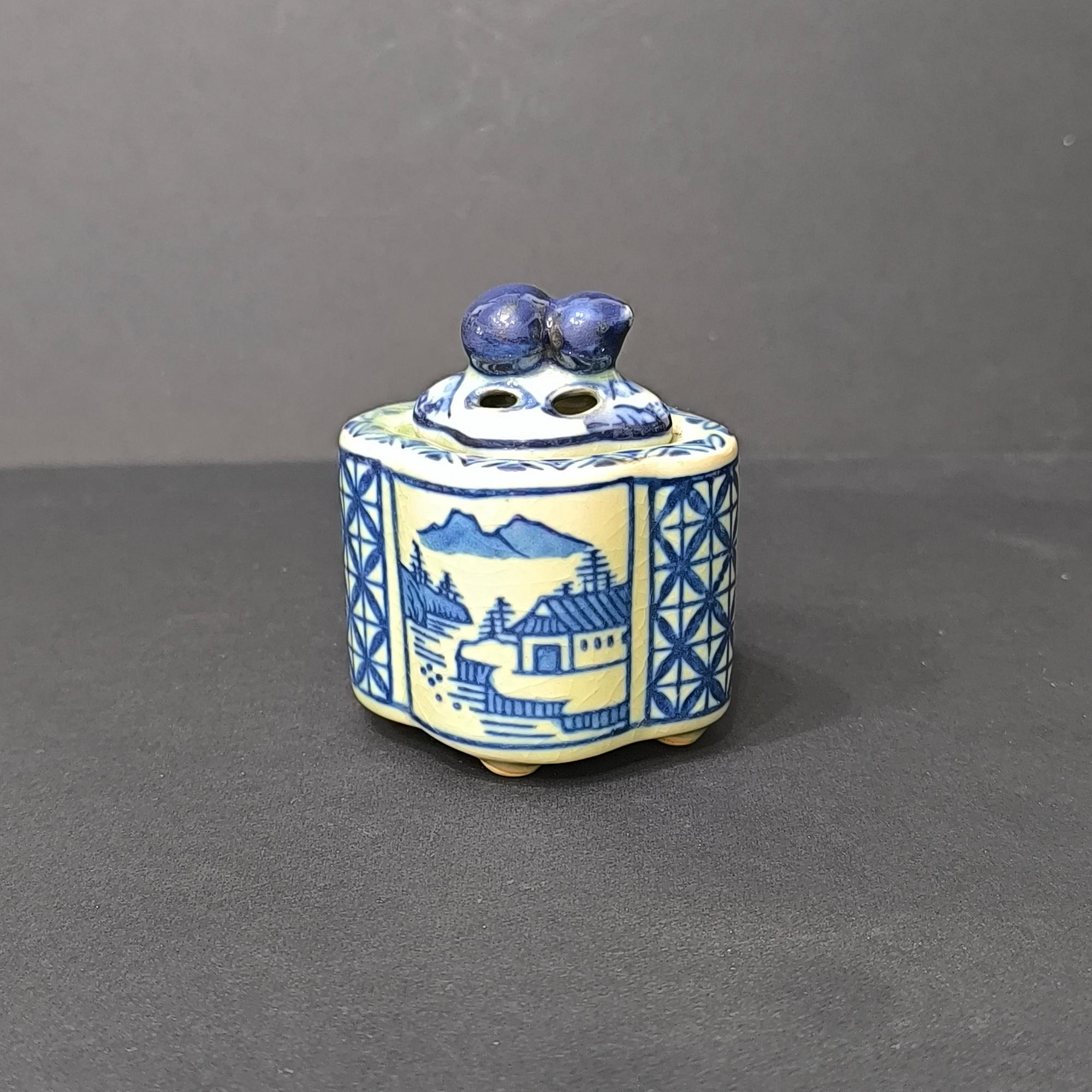 Céramique Vase à brûler en porcelaine à couvercle bleu et blanc - Asie de l'Est, début du XXe siècle en vente
