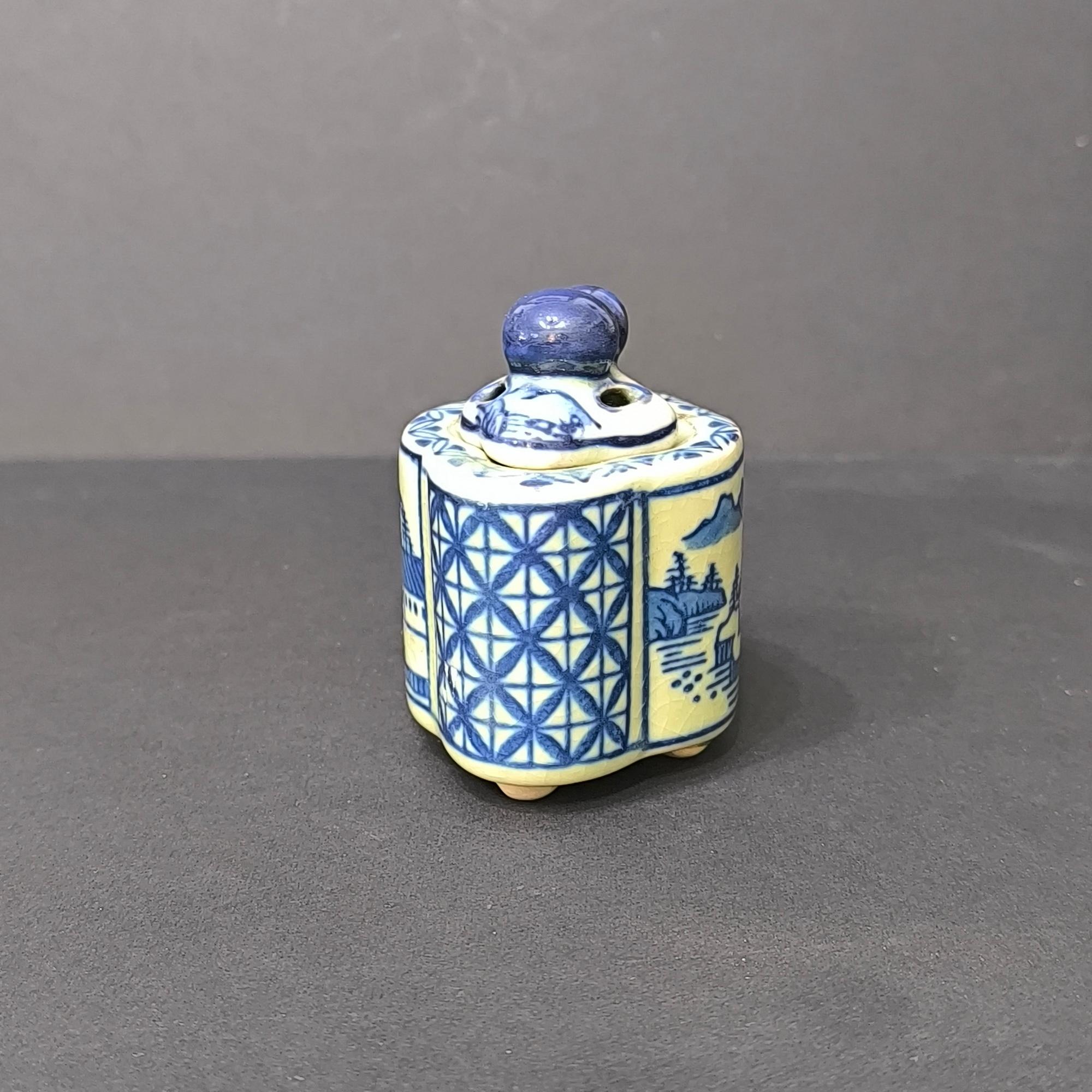 Vase à brûler en porcelaine à couvercle bleu et blanc - Asie de l'Est, début du XXe siècle en vente 1