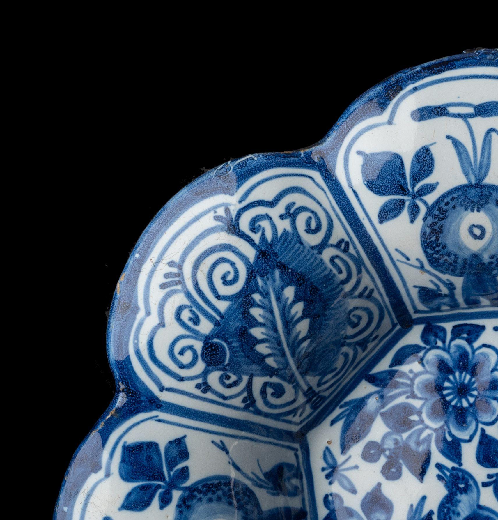 Blue and White Lobed Dish Chinoiserie Landscape of a Bird Delft, circa 1680 In Good Condition In ROSSUM, GE