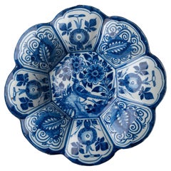Blaue und weiße geriffelte Schale mit Chinoiserie-Landschaft eines Vogels aus Delfter Ware, um 1680