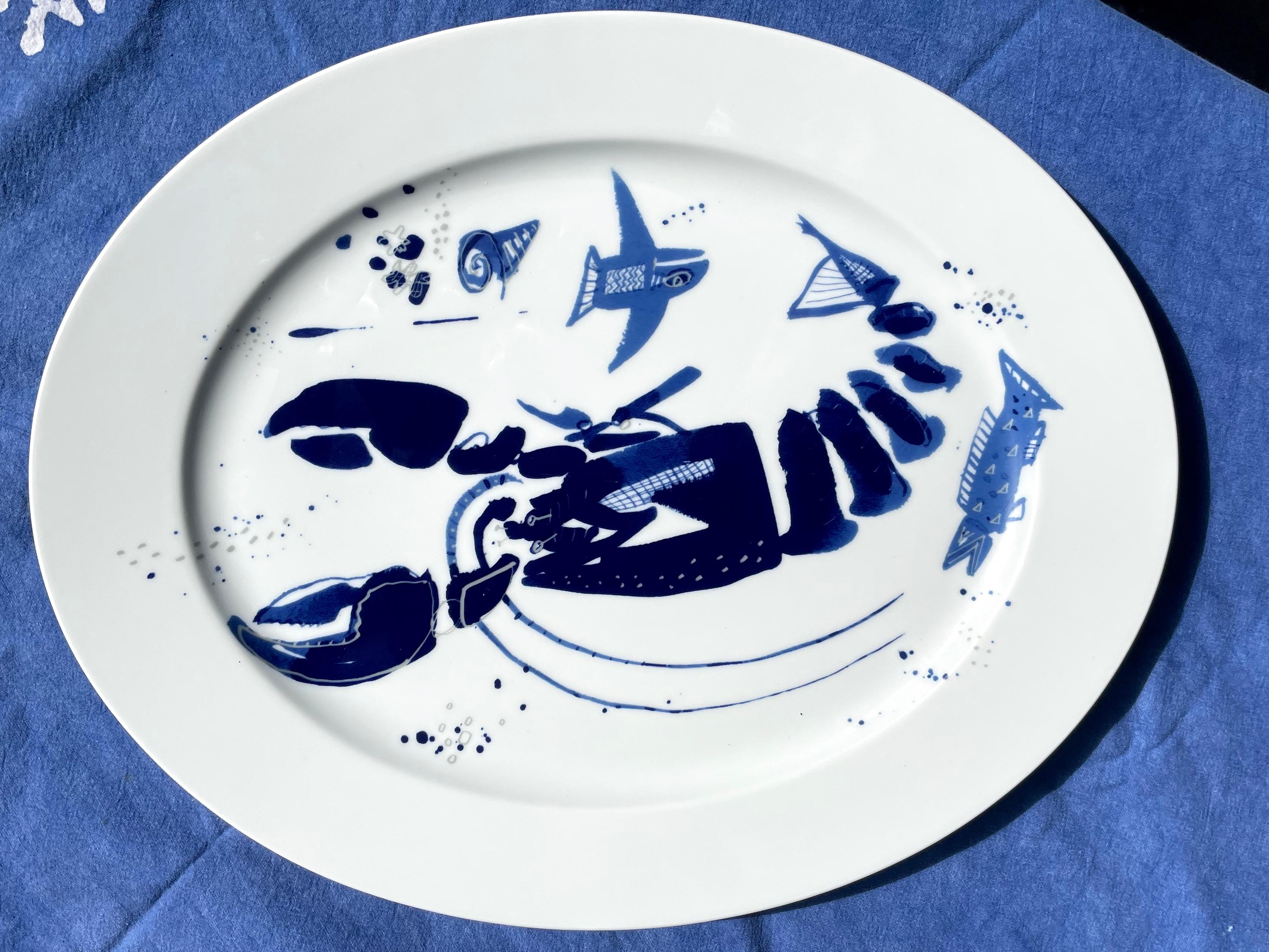 Plateau de homard bleu et blanc. Plat ovale en porcelaine avec un motif de homard en bleu cobalt sur fond blanc, avec une touche vintage des années 50. Allemagne, 21ème siècle.
Dimensions : 14.5
