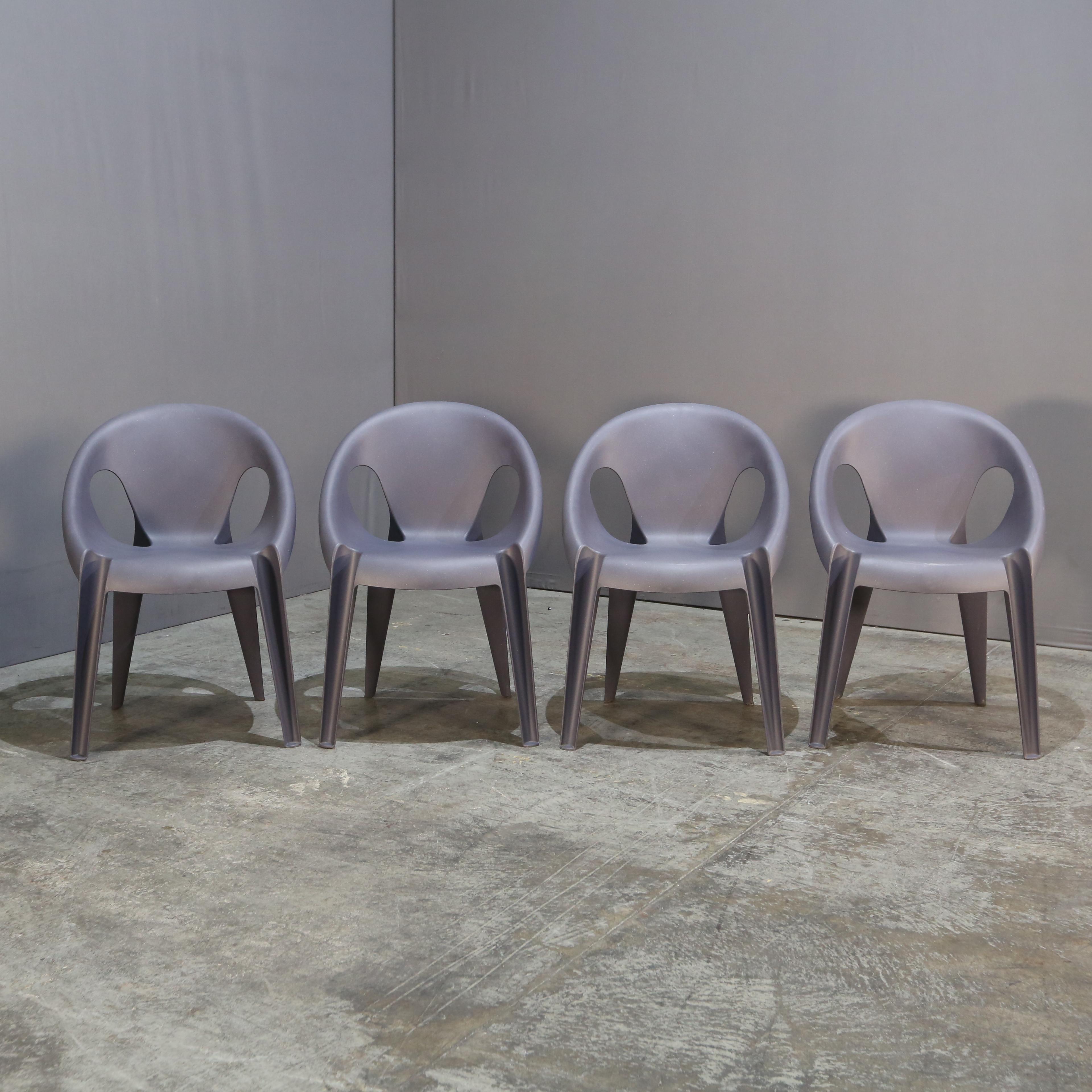 La chaise Bell de Magis est un complément idéal à tout espace de vie luxueux. Fabriquée avec des matériaux de la plus haute qualité, cette chaise affiche un design épuré et moderne qui ne manquera pas d'impressionner. Le dossier incurvé et l'assise
