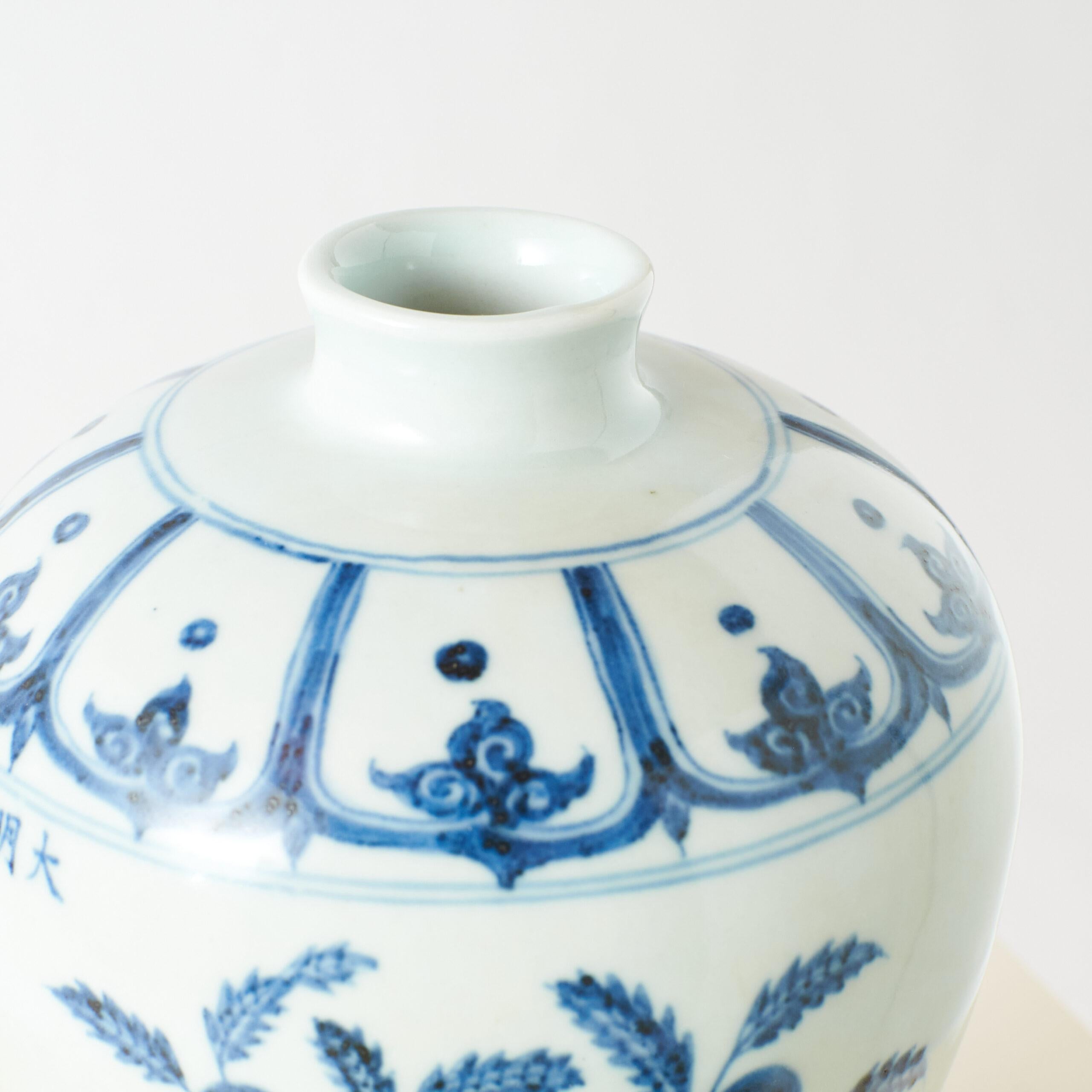 Jarrón Meiping azul y blanco con motivos frutales y florales Chino en venta