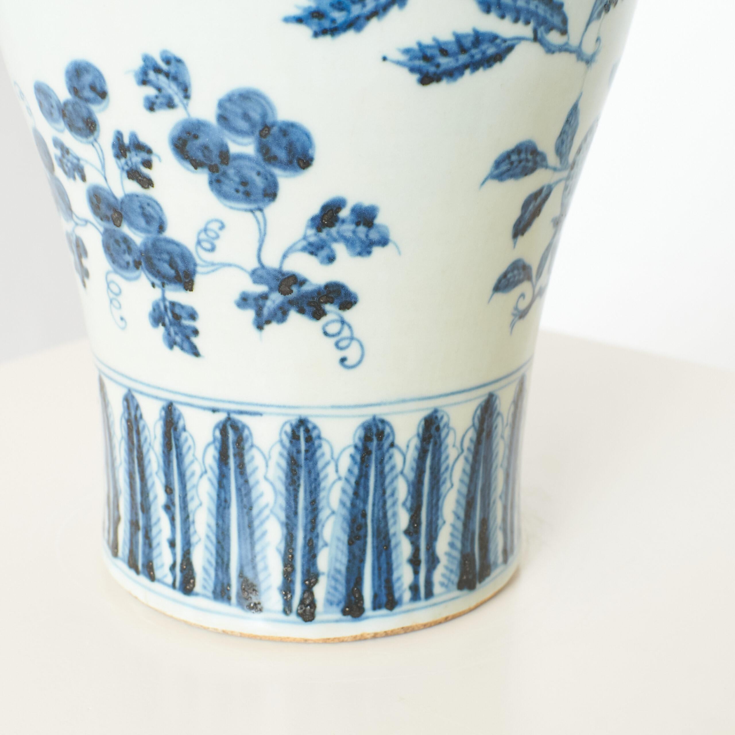 Jarrón Meiping azul y blanco con motivos frutales y florales Glaseado en venta