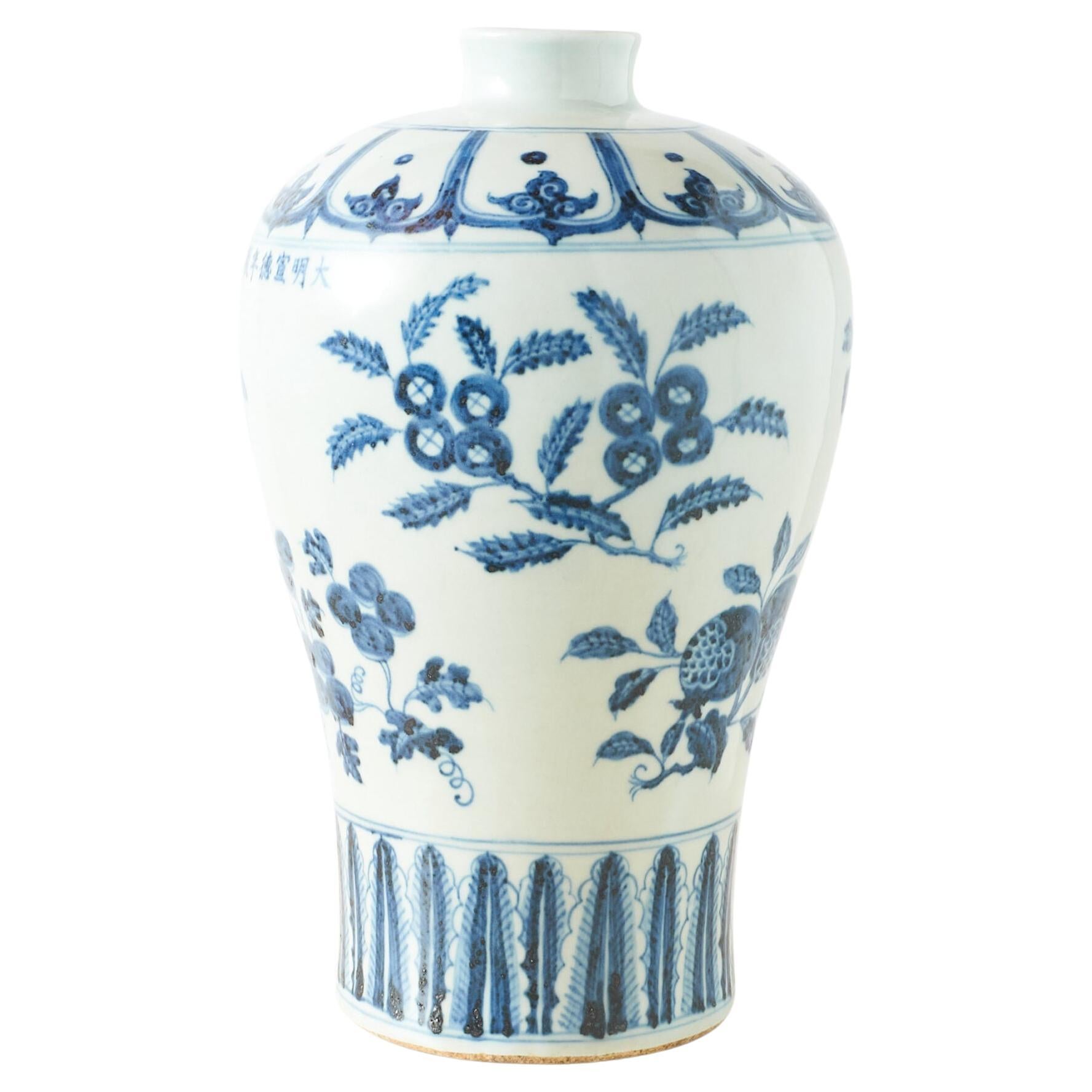 Blau-weiße Meiping-Vase mit Obst- und Blumenmotiv