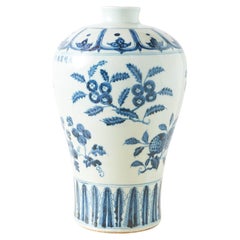 Jarrón Meiping azul y blanco con motivos frutales y florales