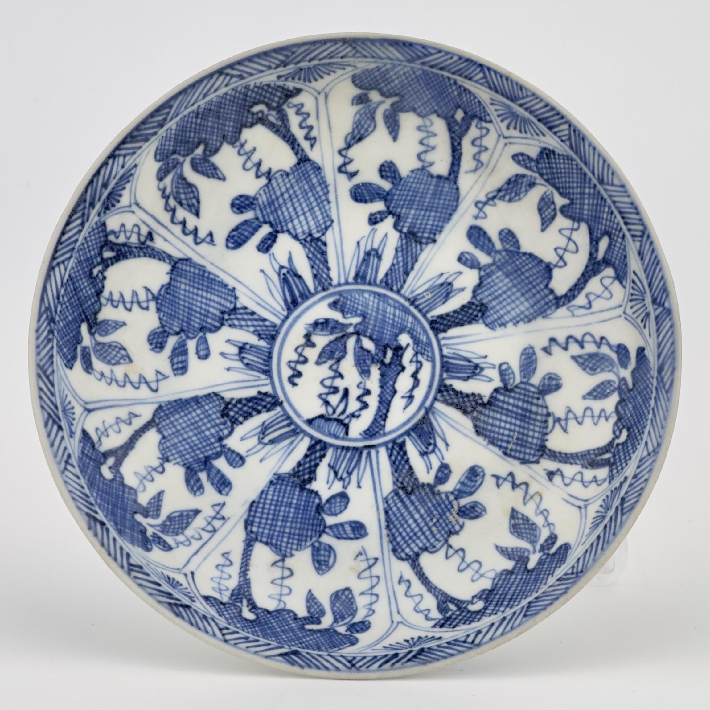 Blaue und weiße Untertasse, Qing Dynasty, Kangxi Ära, CIRCA 1690 im Angebot 2