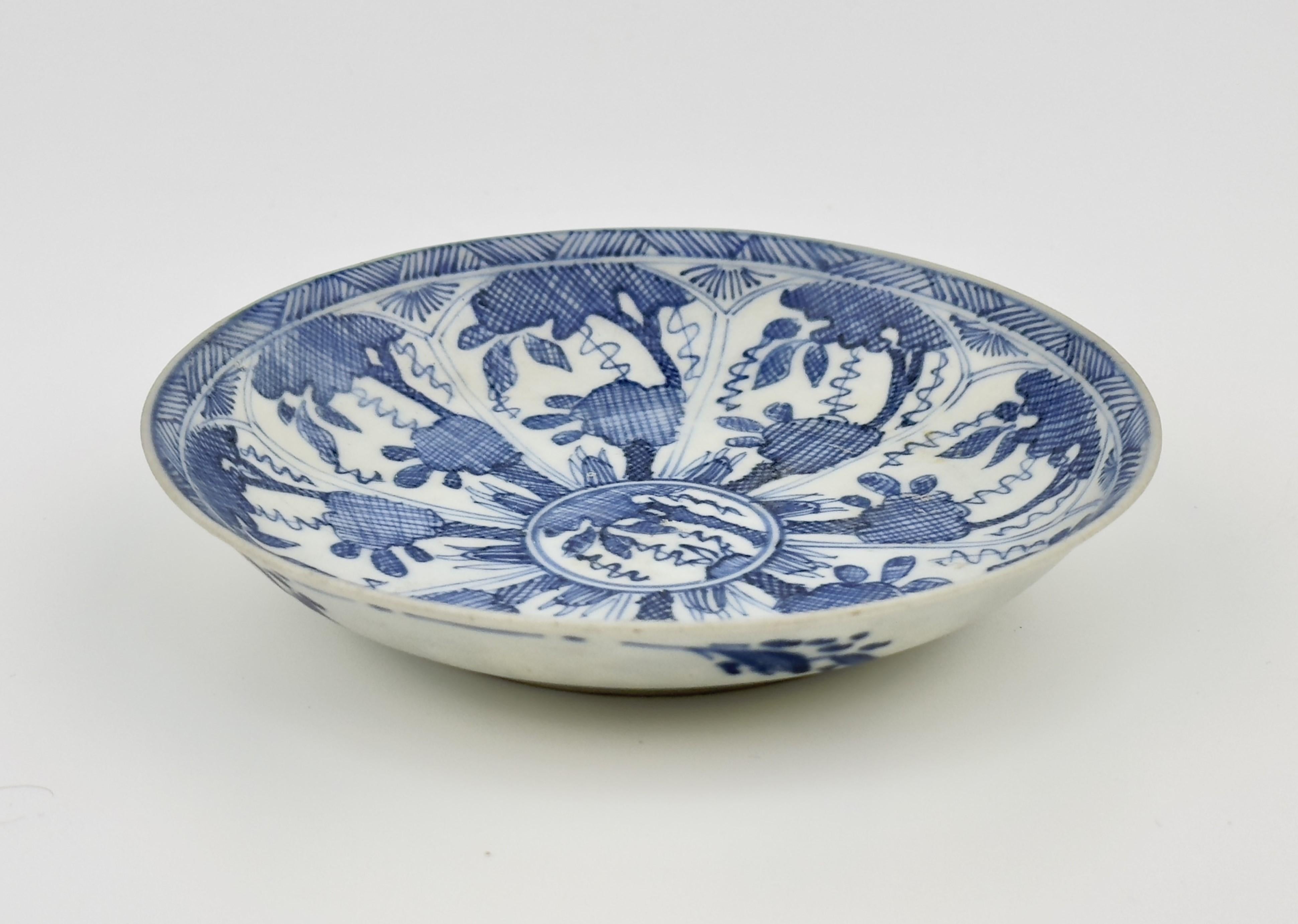 Blaue und weiße Untertasse, Qing Dynasty, Kangxi Ära, CIRCA 1690 (Qing-Dynastie) im Angebot
