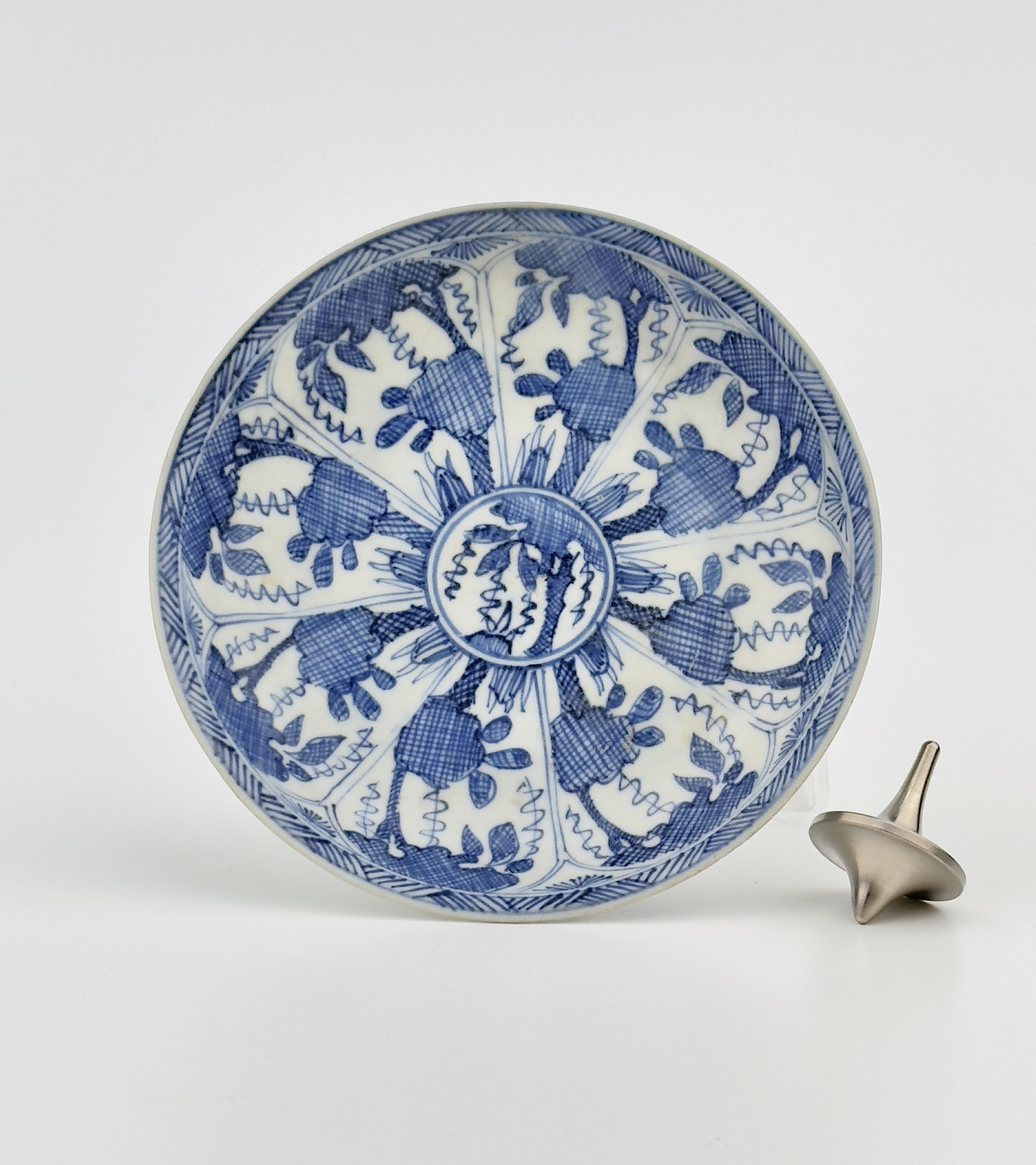 Blaue und weiße Untertasse, Qing Dynasty, Kangxi Ära, CIRCA 1690 (Glasiert) im Angebot