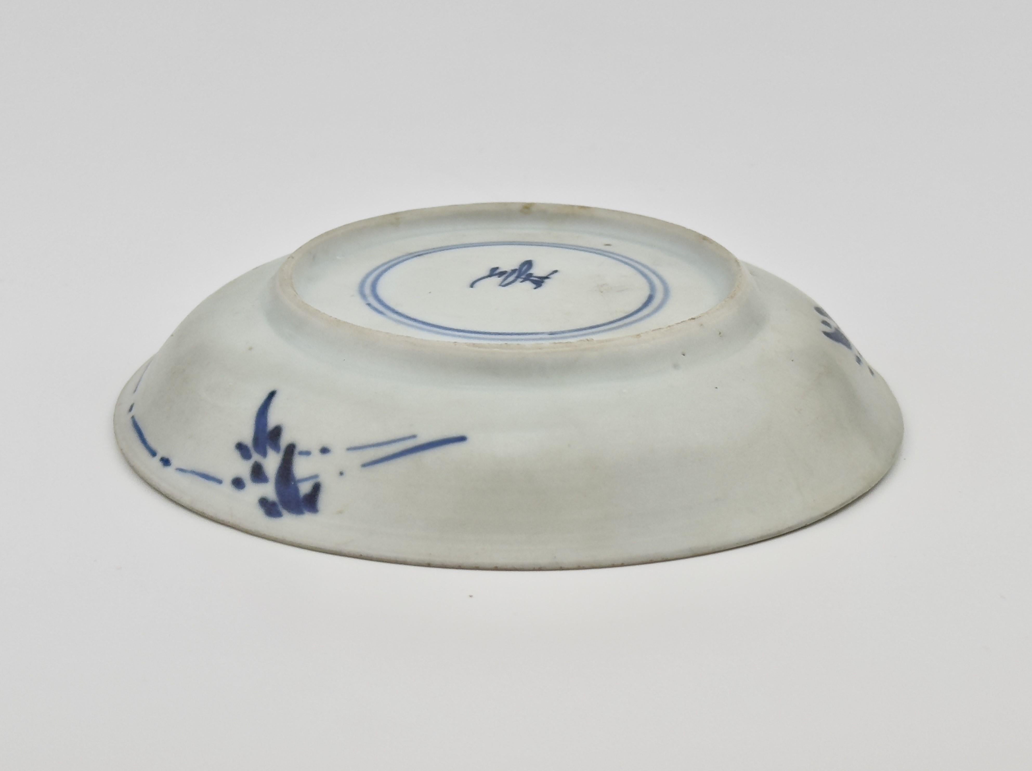 Blaue und weiße Untertasse, Qing Dynasty, Kangxi Ära, CIRCA 1690 im Zustand „Gut“ im Angebot in seoul, KR