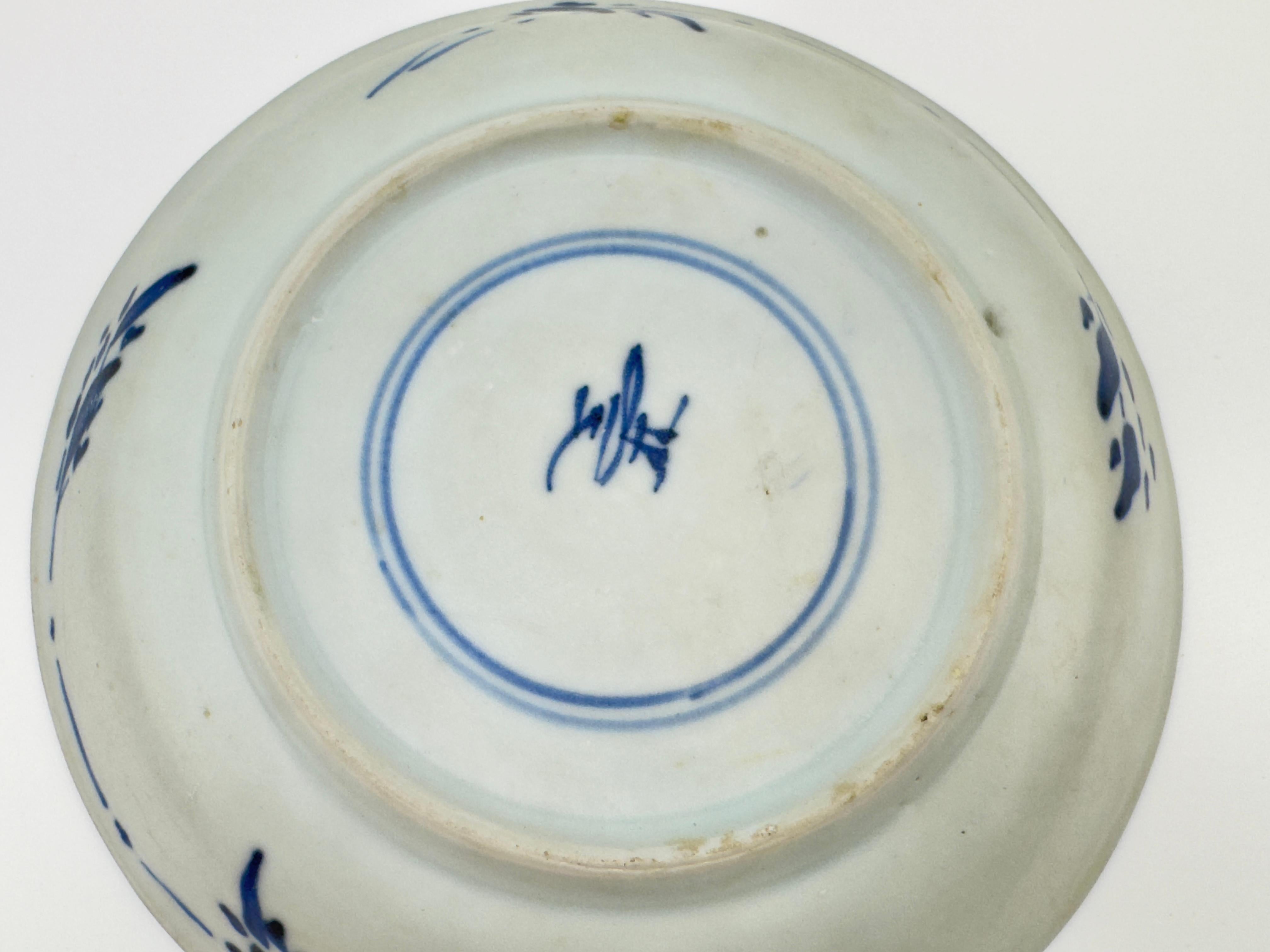 Blaue und weiße Untertasse, Qing Dynasty, Kangxi Ära, CIRCA 1690 (Keramik) im Angebot