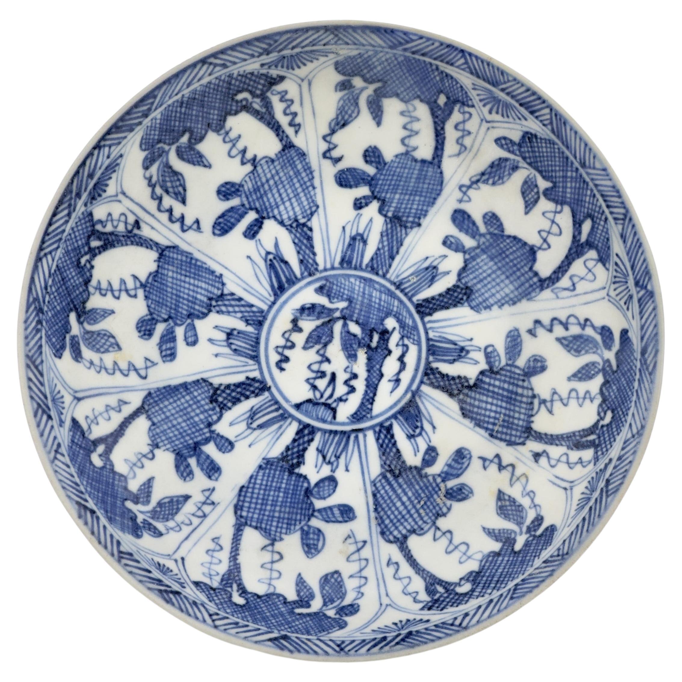 Blaue und weiße Untertasse, Qing Dynasty, Kangxi Ära, CIRCA 1690 im Angebot