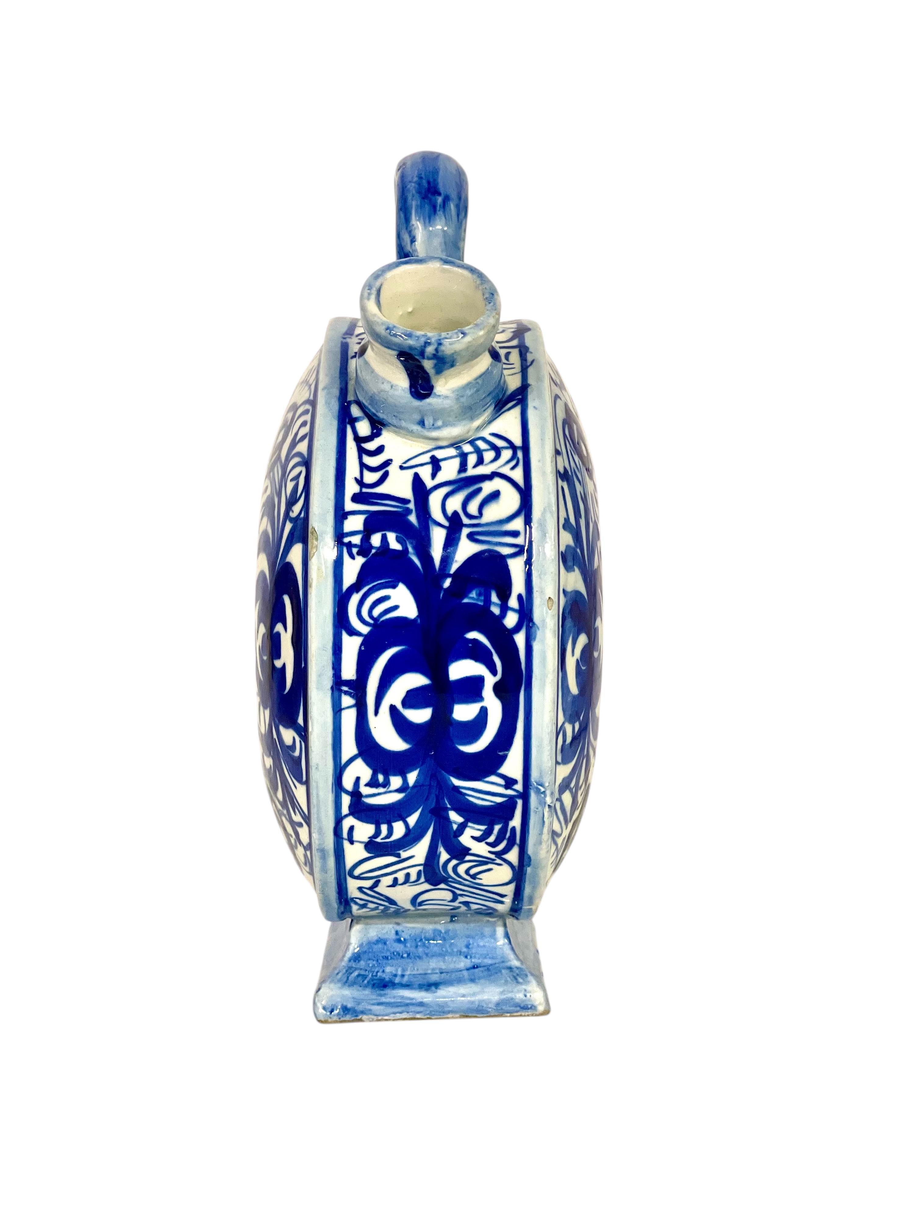 Azul y blanco en forma de luna  Chevrette o jarra de agua de barro en venta 6