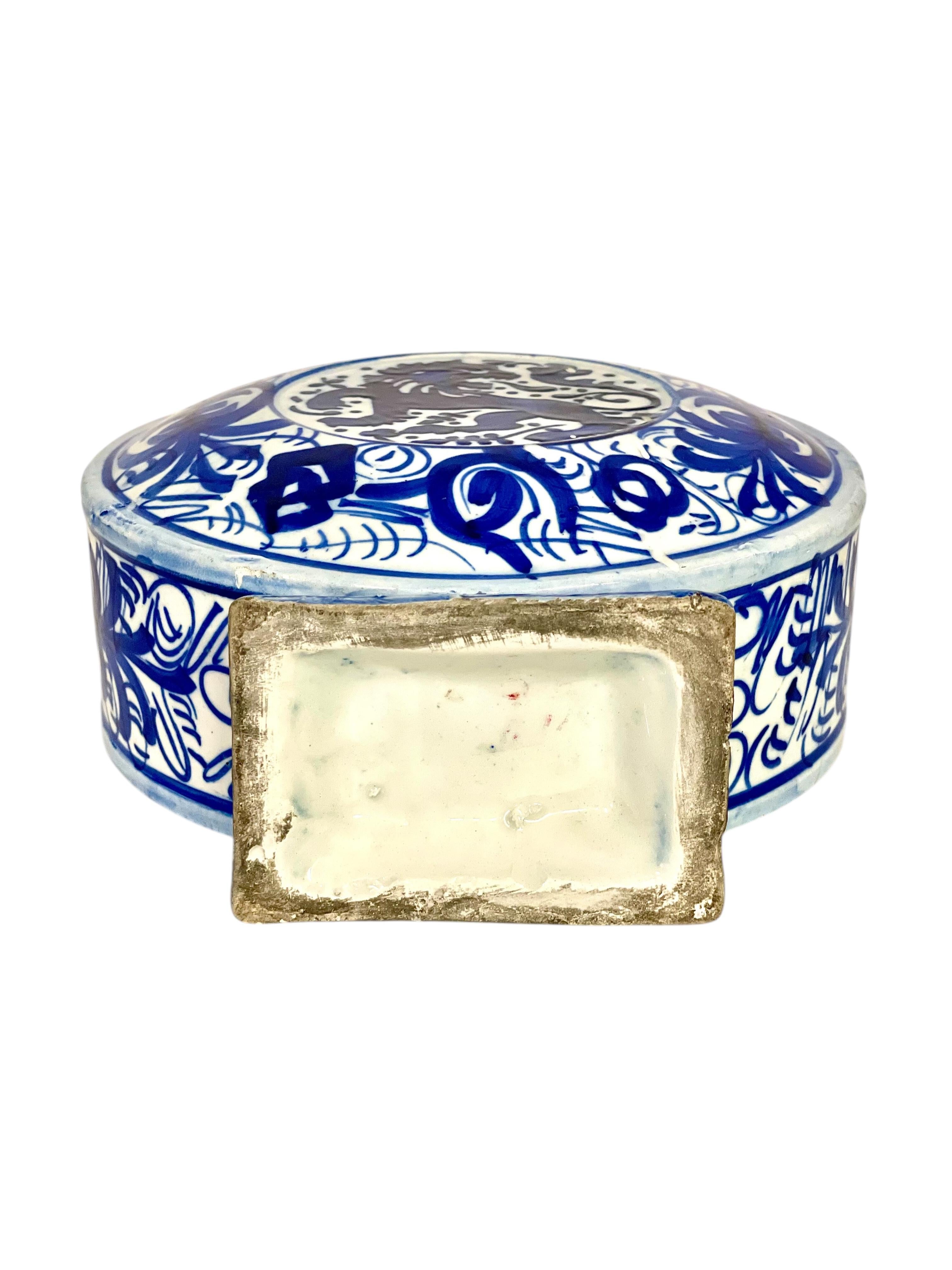 Azul y blanco en forma de luna  Chevrette o jarra de agua de barro en venta 7
