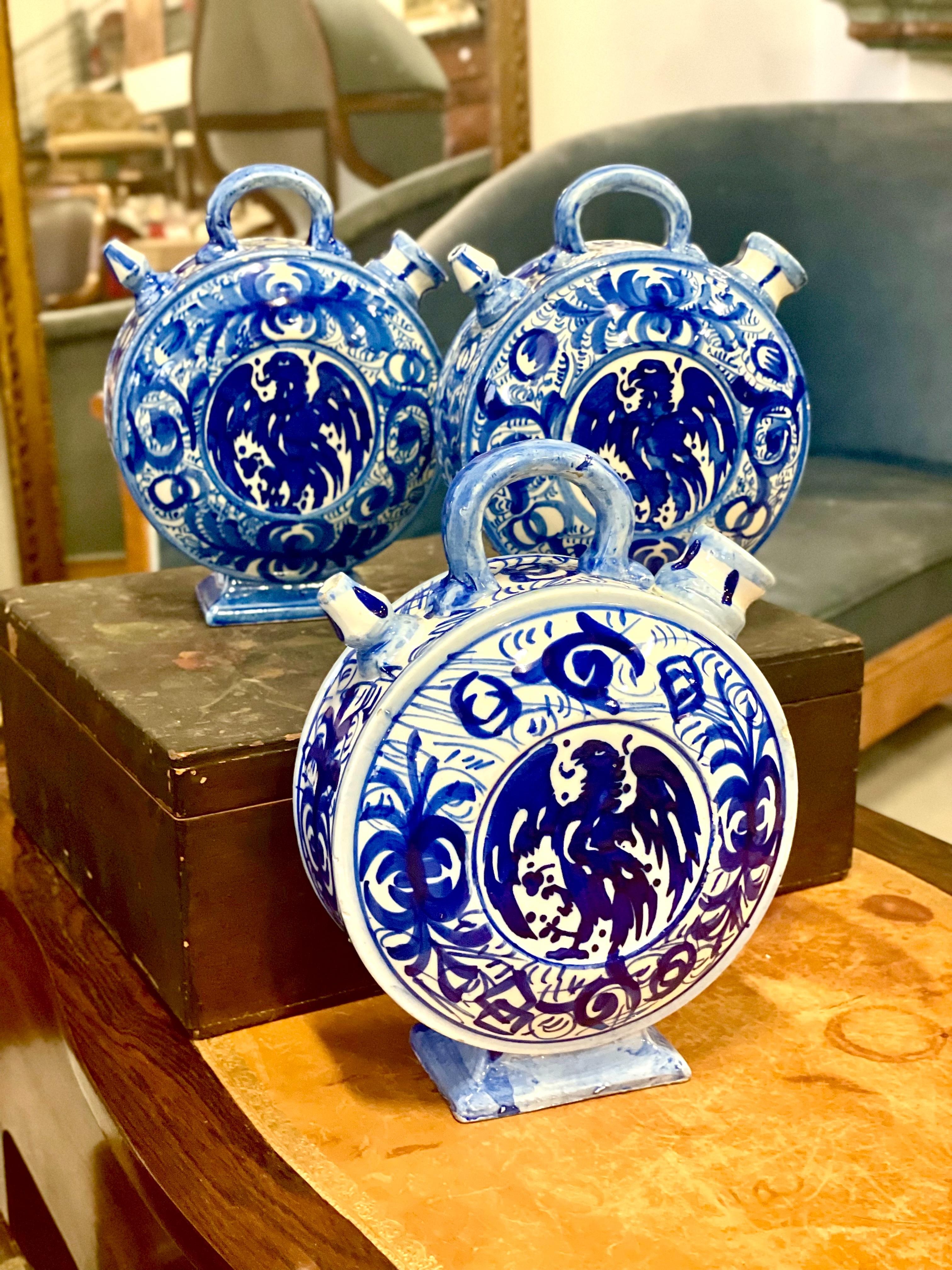 Azul y blanco en forma de luna  Chevrette o jarra de agua de barro en venta 5