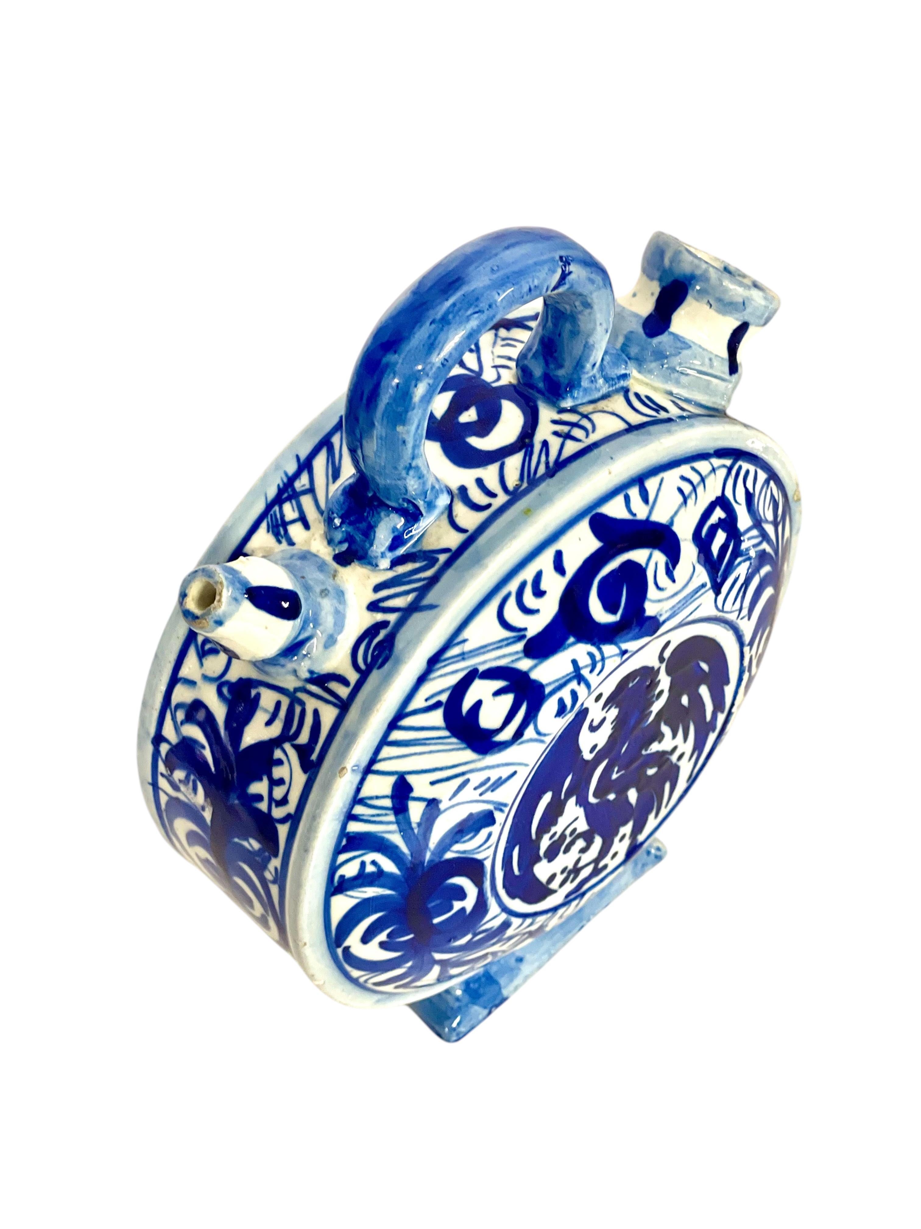 Azul y blanco en forma de luna  Chevrette o jarra de agua de barro en venta 9