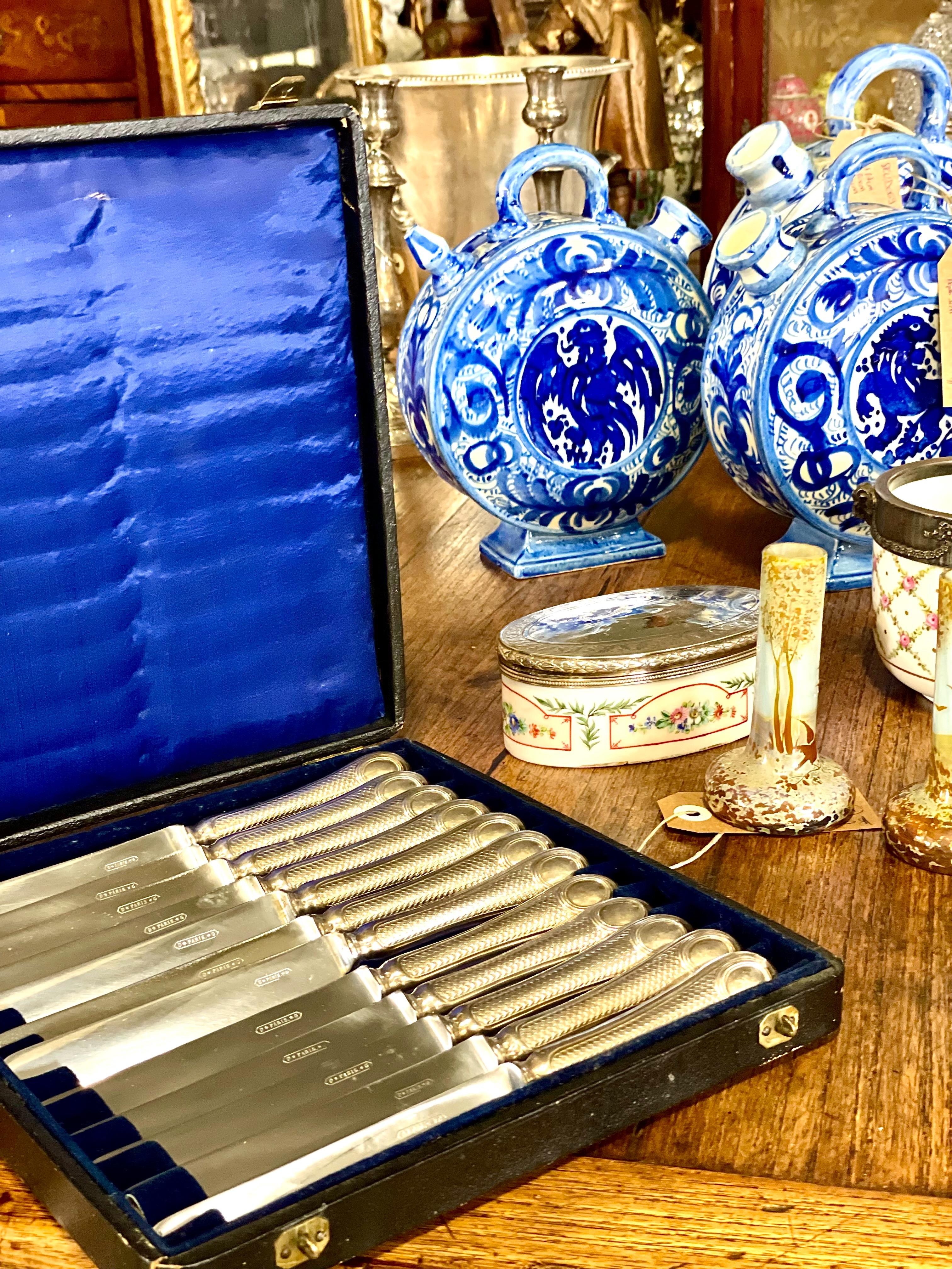 Azul y blanco en forma de luna  Chevrette o jarra de agua de barro en venta 10