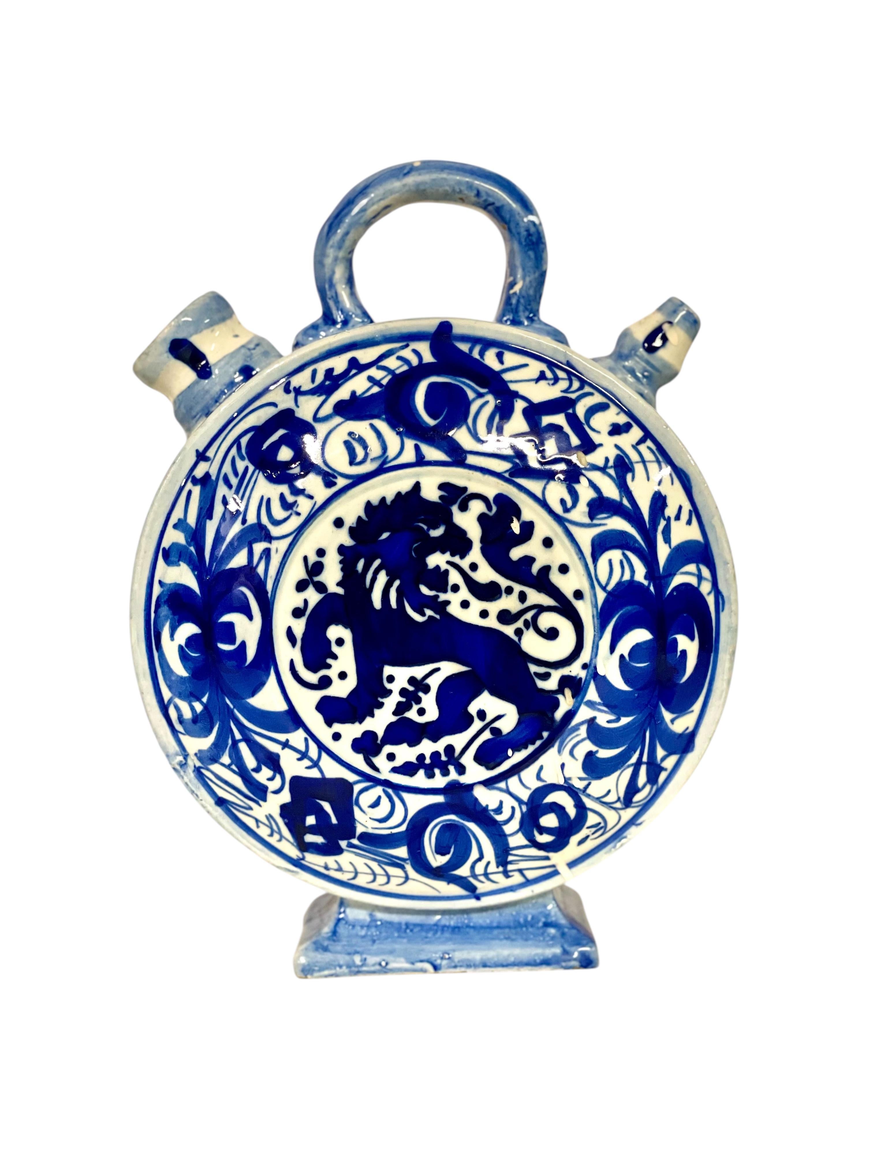 Azul y blanco en forma de luna  Chevrette o jarra de agua de barro en venta 1