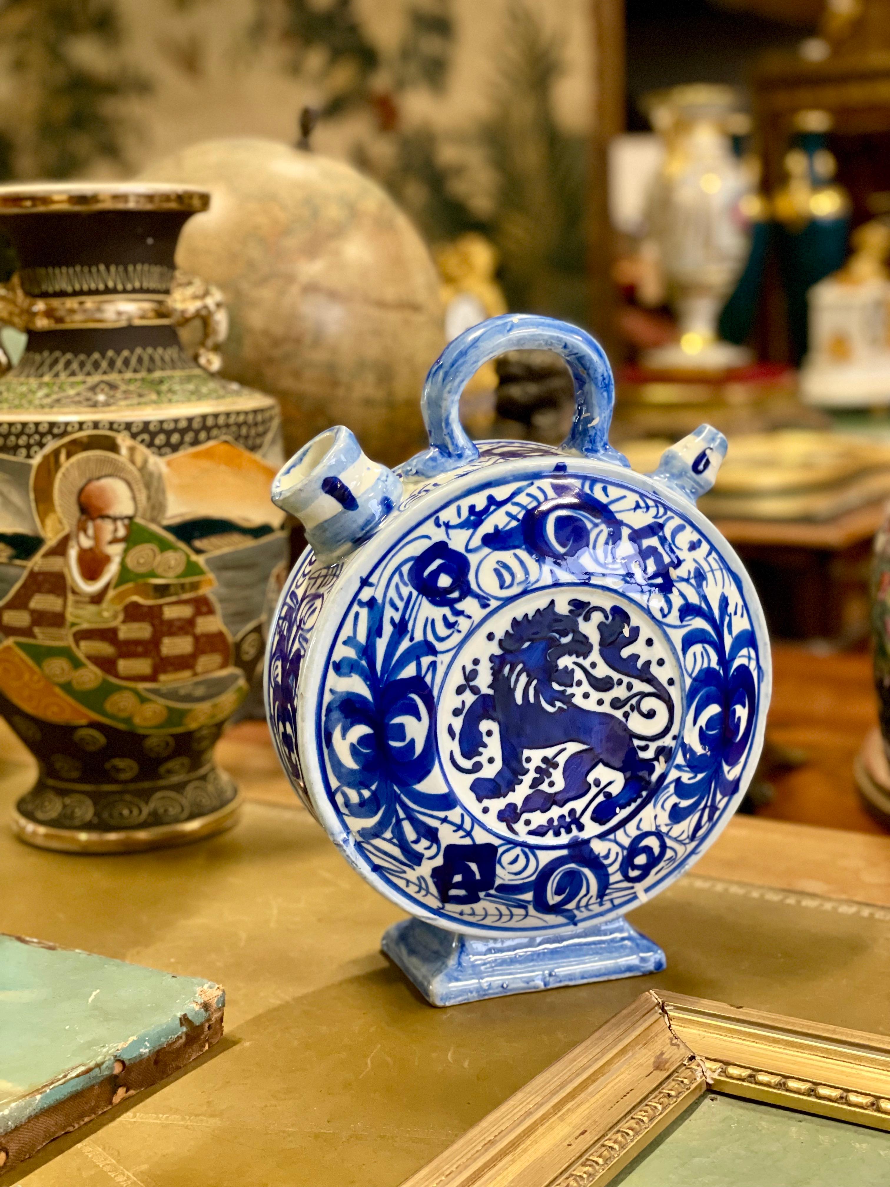 Azul y blanco en forma de luna  Chevrette o jarra de agua de barro siglo XIX en venta