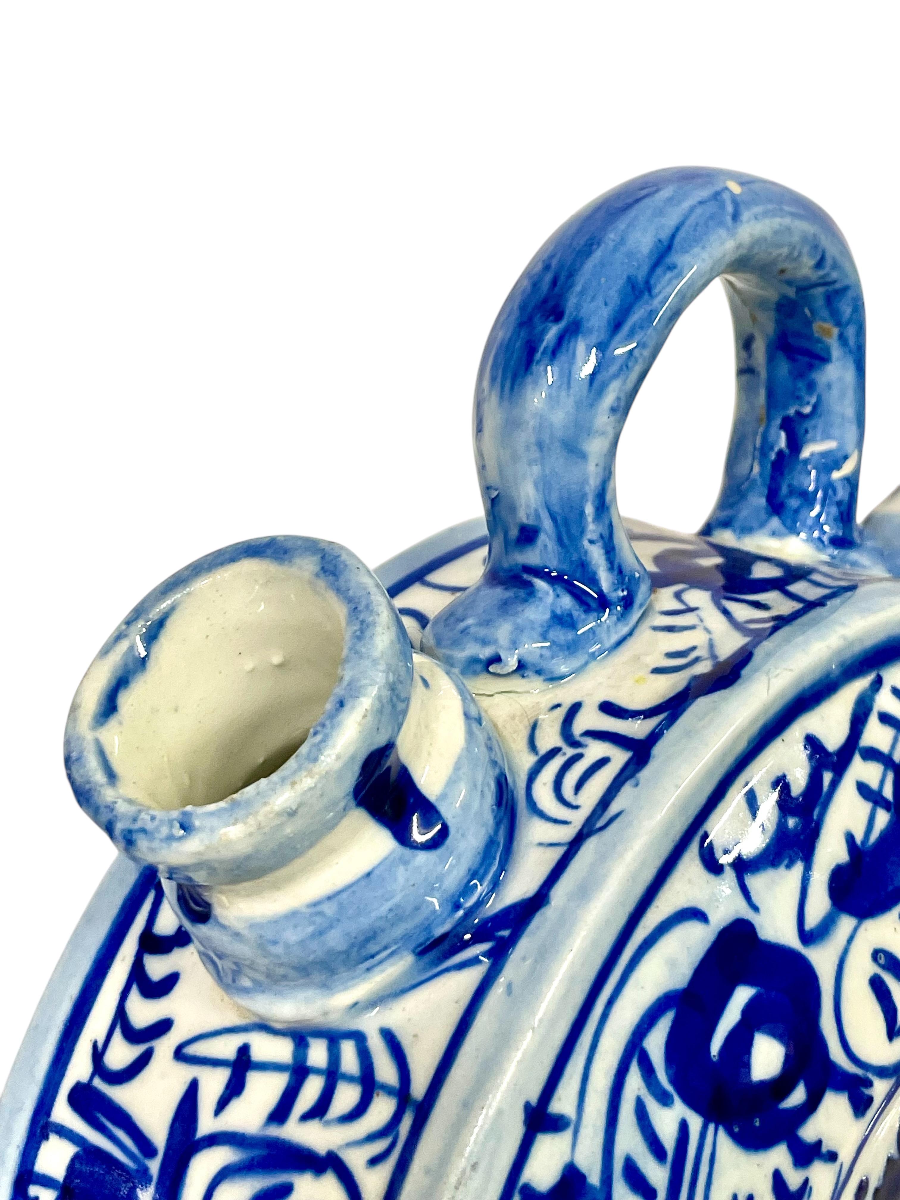 Azul y blanco en forma de luna  Chevrette o jarra de agua de barro en venta 2