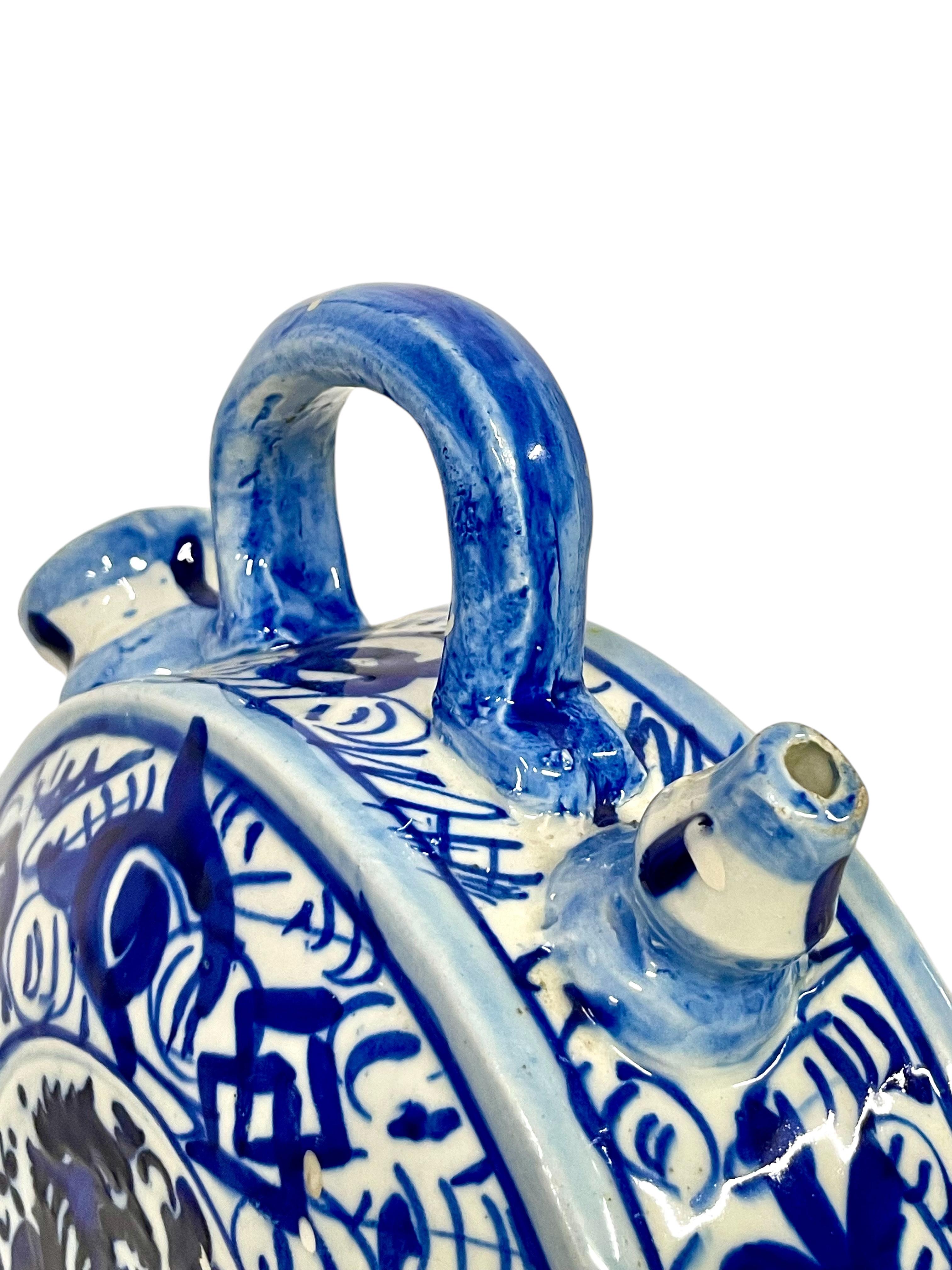 Azul y blanco en forma de luna  Chevrette o jarra de agua de barro en venta 3
