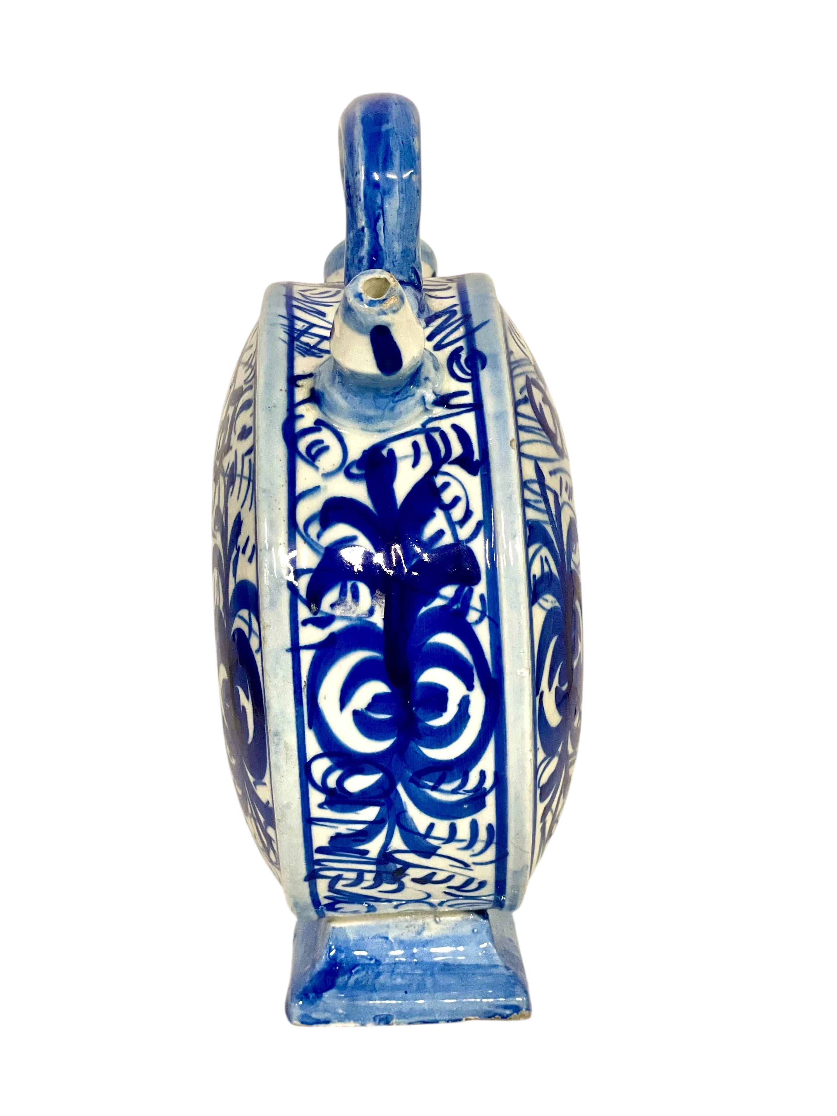 Azul y blanco en forma de luna  Chevrette o jarra de agua de barro en venta 4