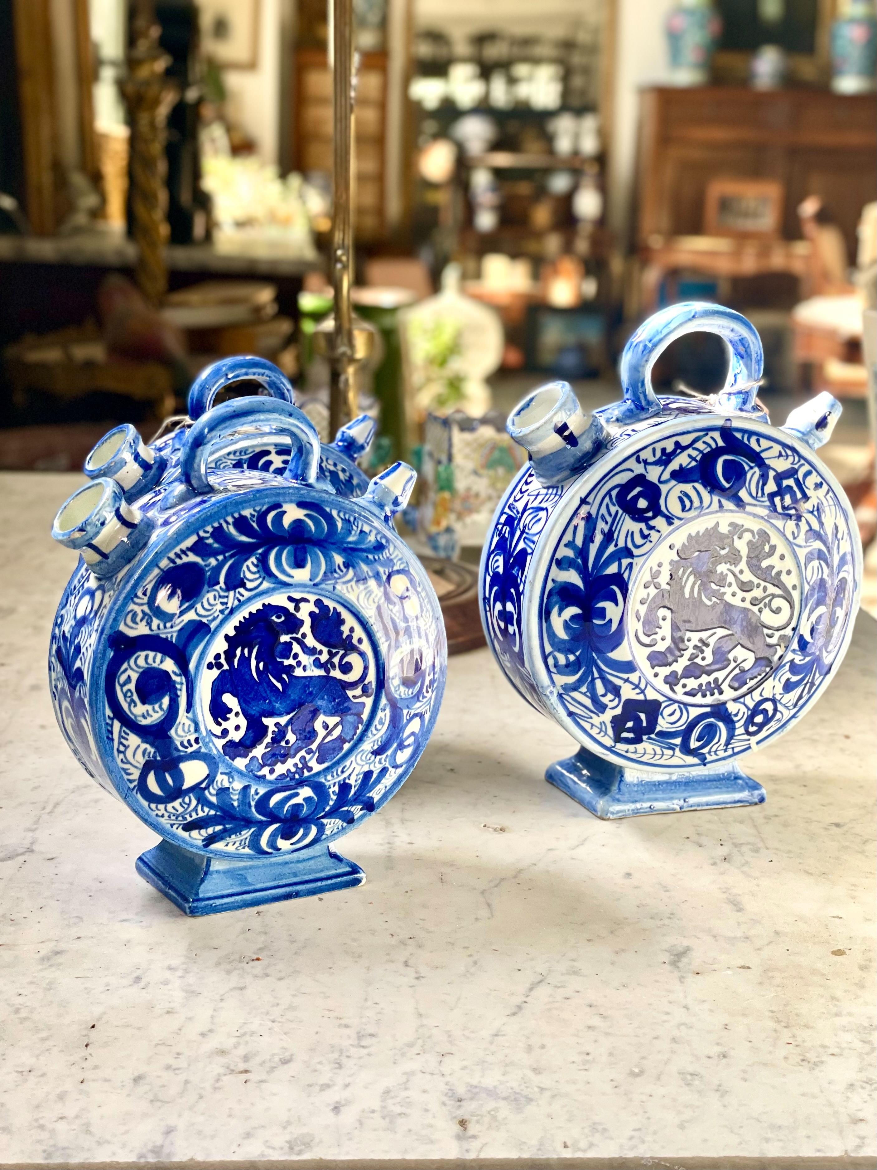 Azul y blanco en forma de luna  Chevrette o jarra de agua de barro en venta 11