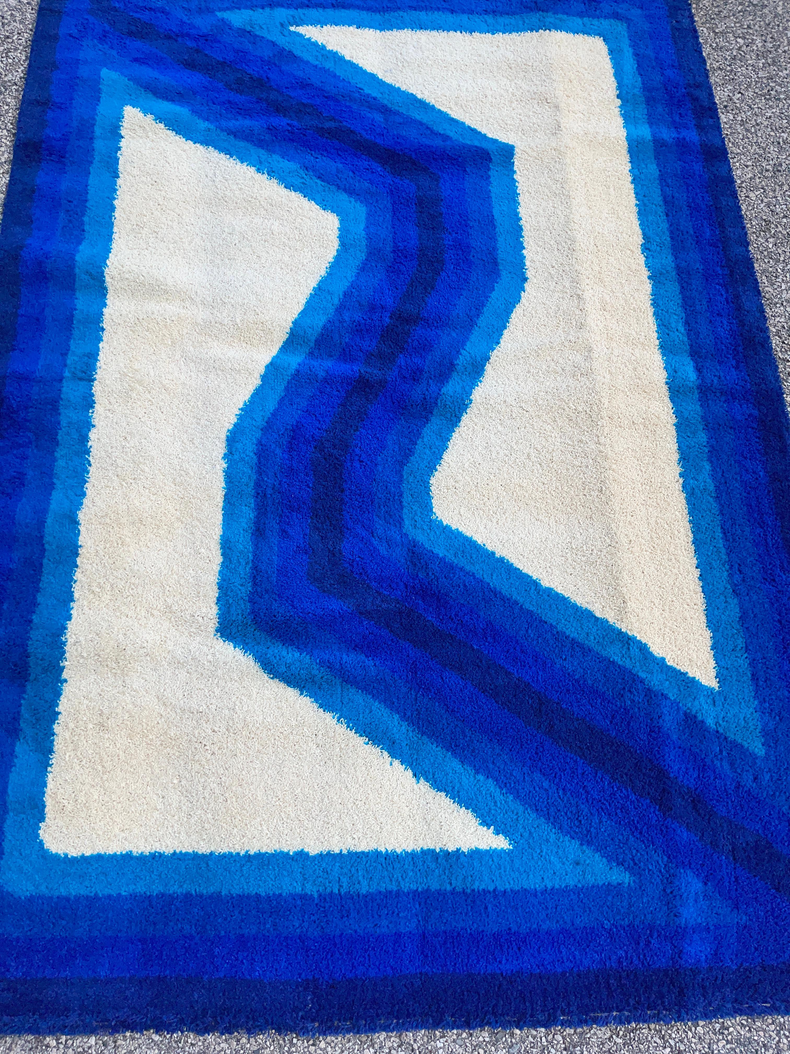 Blue and White OpArt Danish Rya Rug by Hojer Eksport Wilton In Good Condition In Hanover, MA