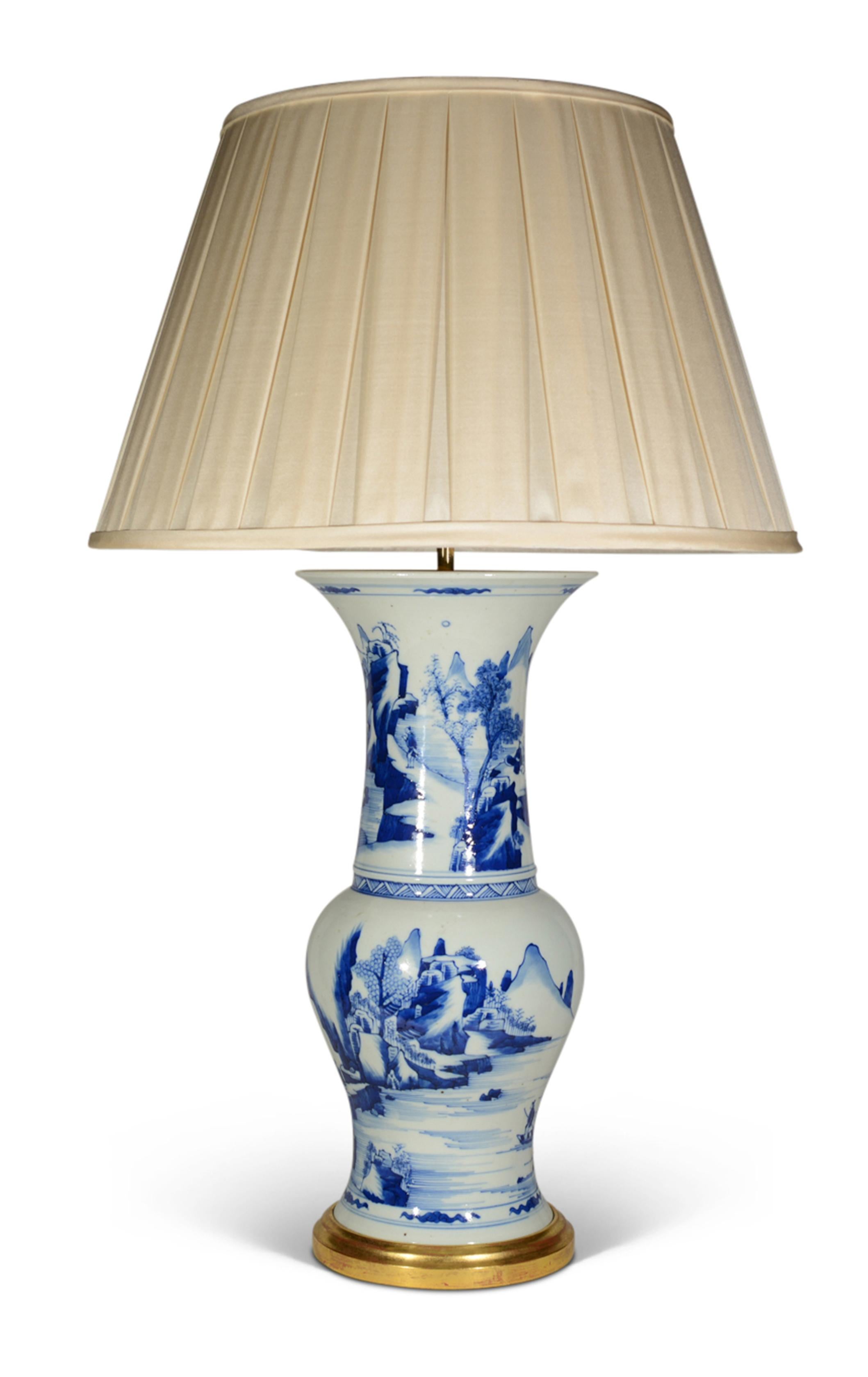 Fino jarrón chino azul y blanco, en forma de cola de fénix, bellamente decorado en tonos azules sobre fondo blanco, con el cuerpo decorado con escenas paisajísticas pintadas, ahora montado como lámpara con base de madera dorada.

Altura del jarrón: