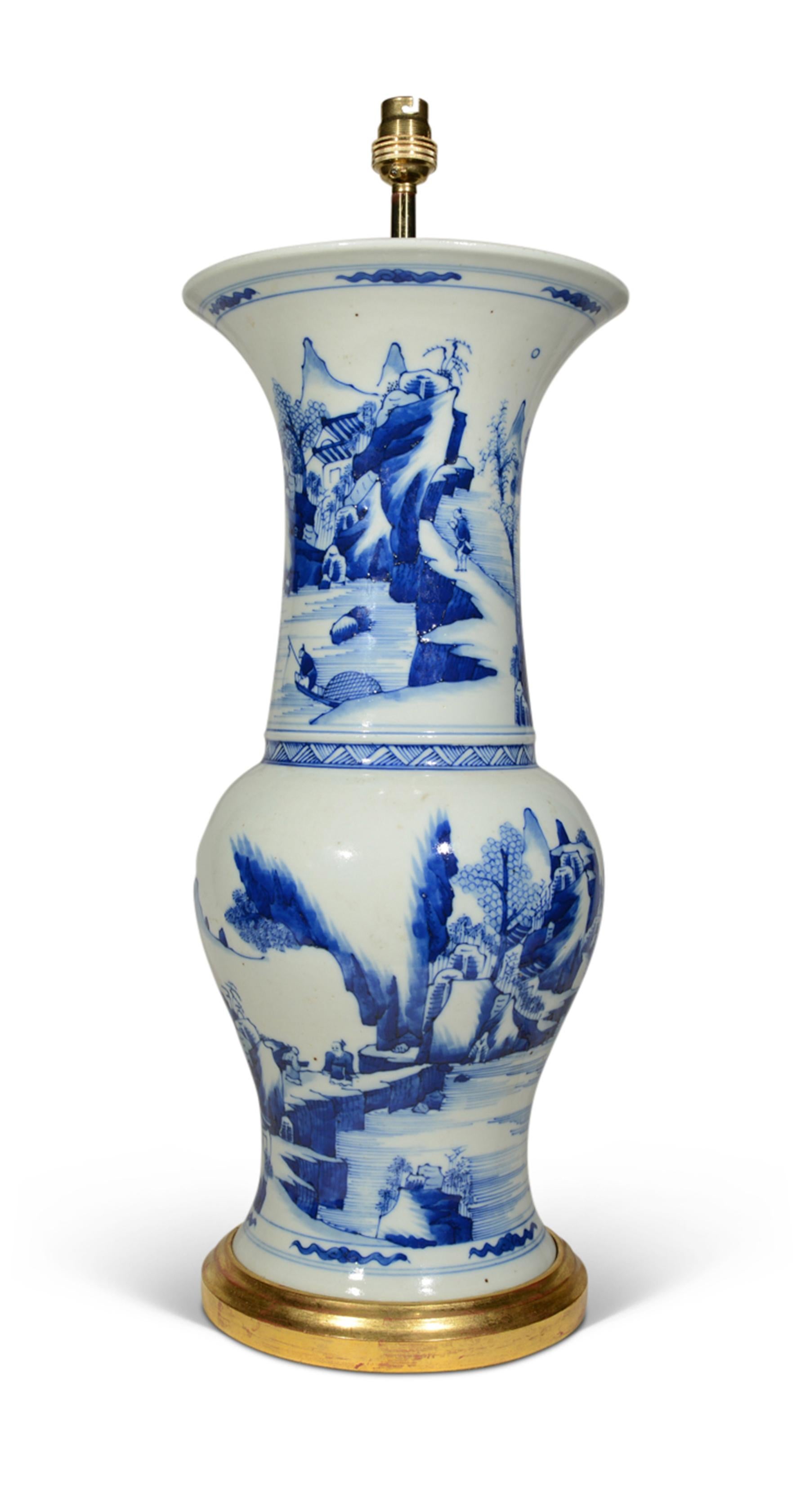 Lámpara de Sobremesa de Porcelana China del Siglo XX Cola de Fénix Azul y Blanca Glaseado en venta