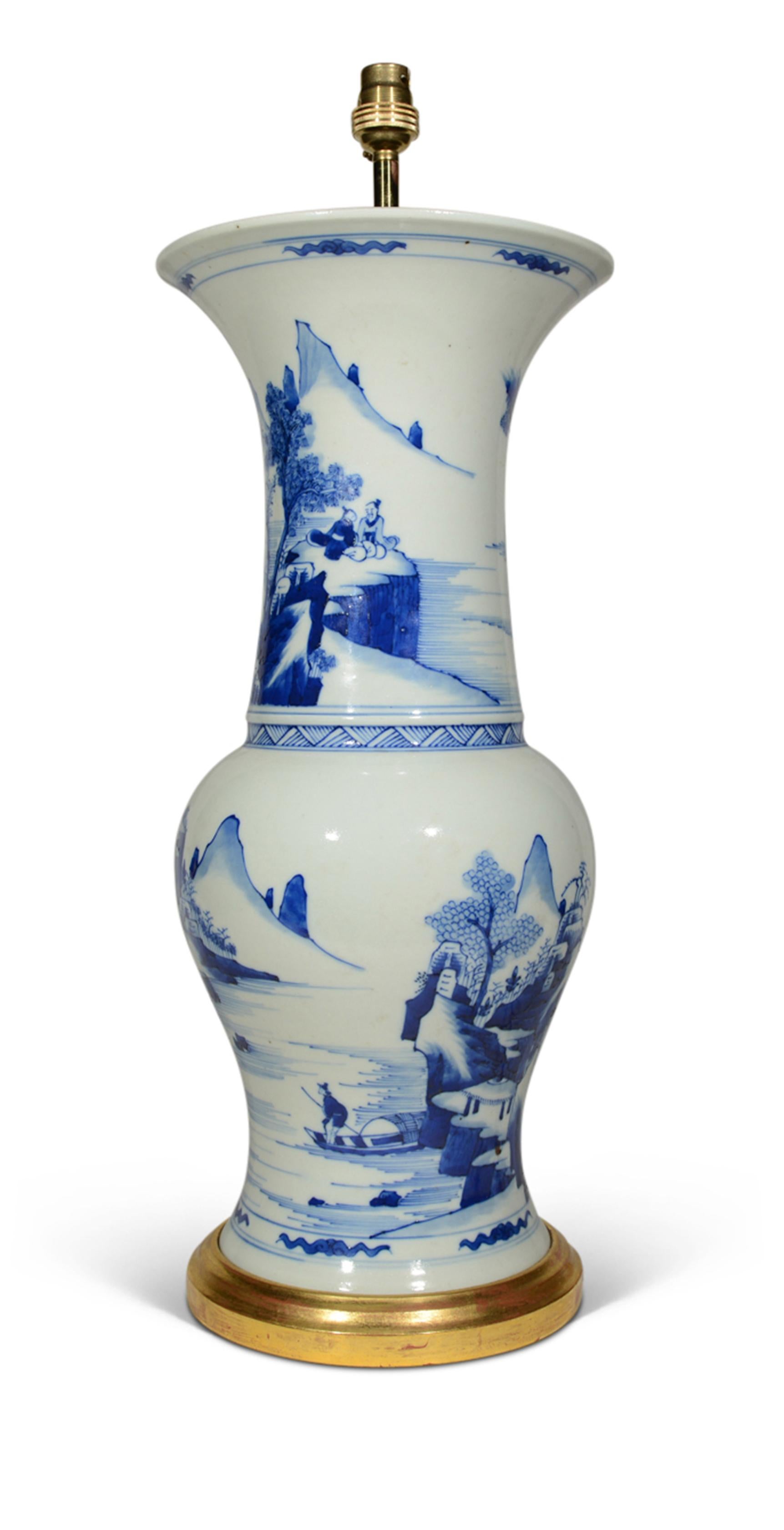 Lámpara de Sobremesa de Porcelana China del Siglo XX Cola de Fénix Azul y Blanca en Bueno estado para la venta en London, GB