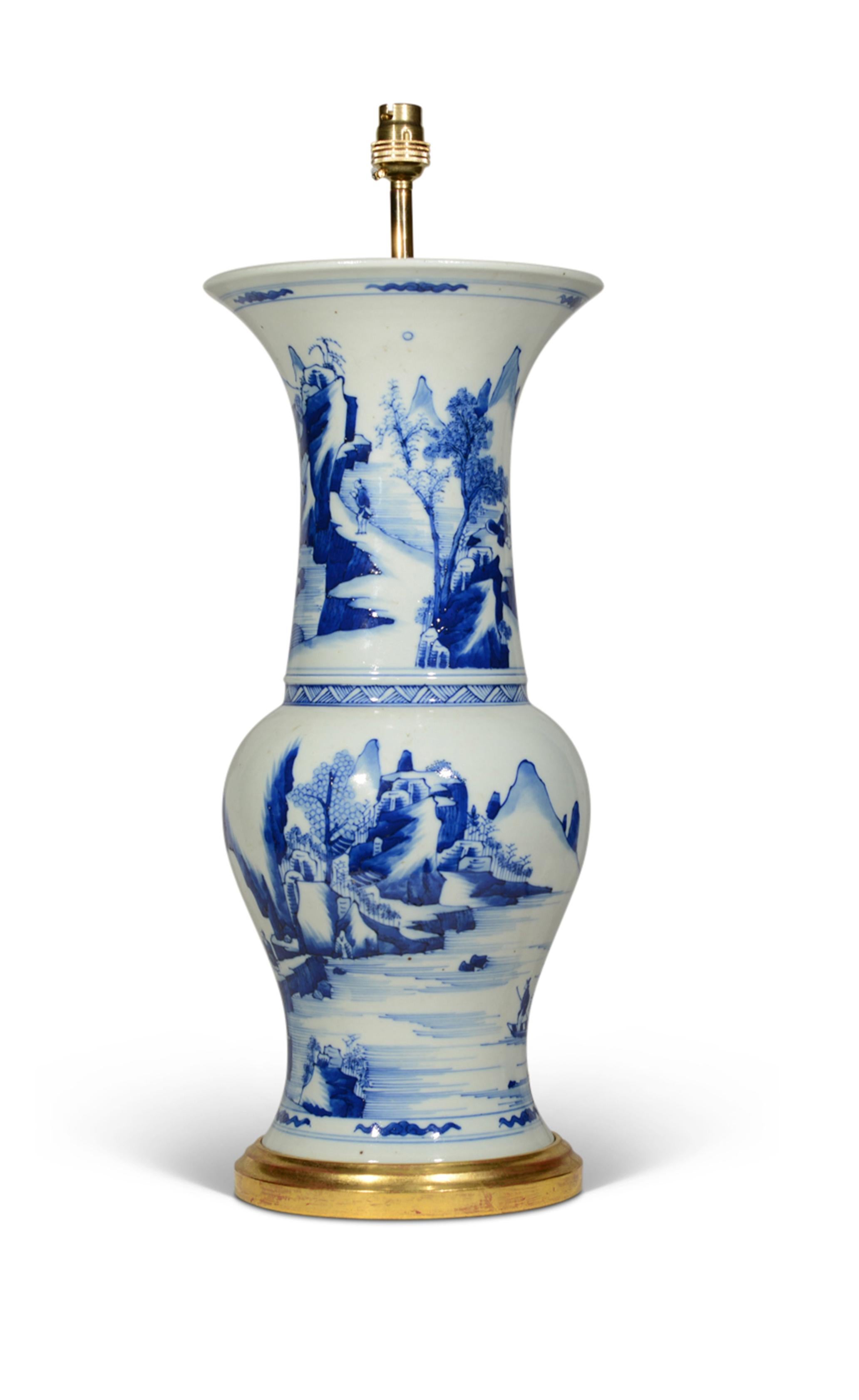 Lámpara de Sobremesa de Porcelana China del Siglo XX Cola de Fénix Azul y Blanca siglo XX en venta