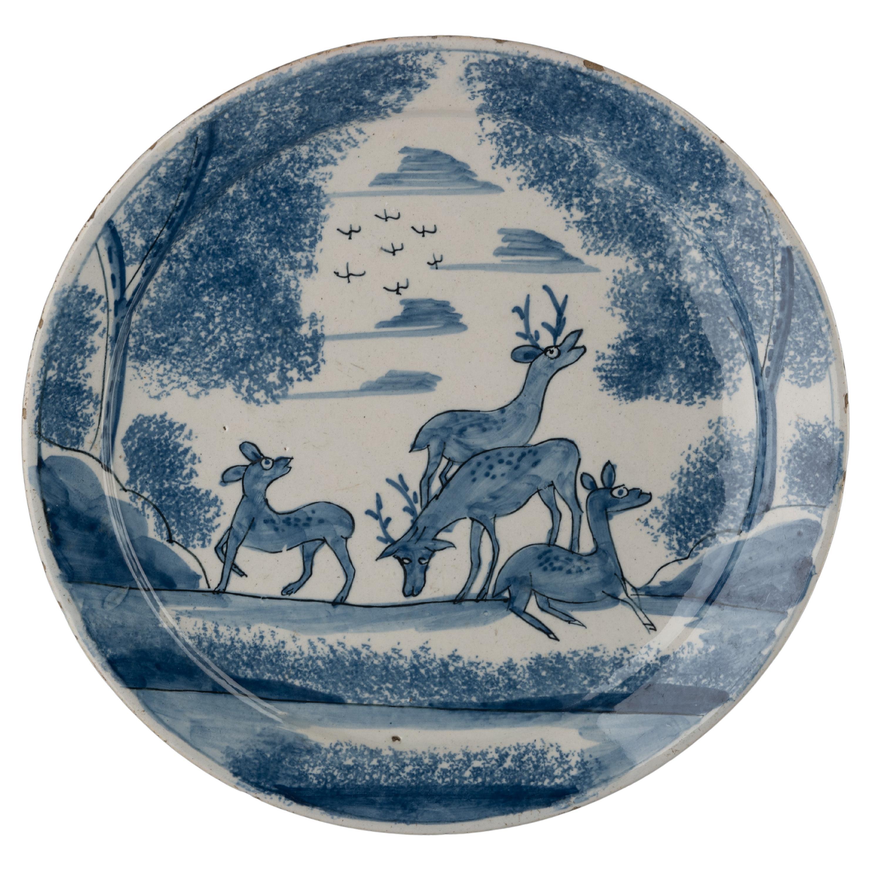 Assiette bleu et blanc avec cerfs dans un paysage Delft, vers 1700 en vente