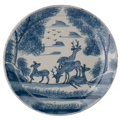 Assiette bleu et blanc avec cerfs dans un paysage Delft, vers 1700