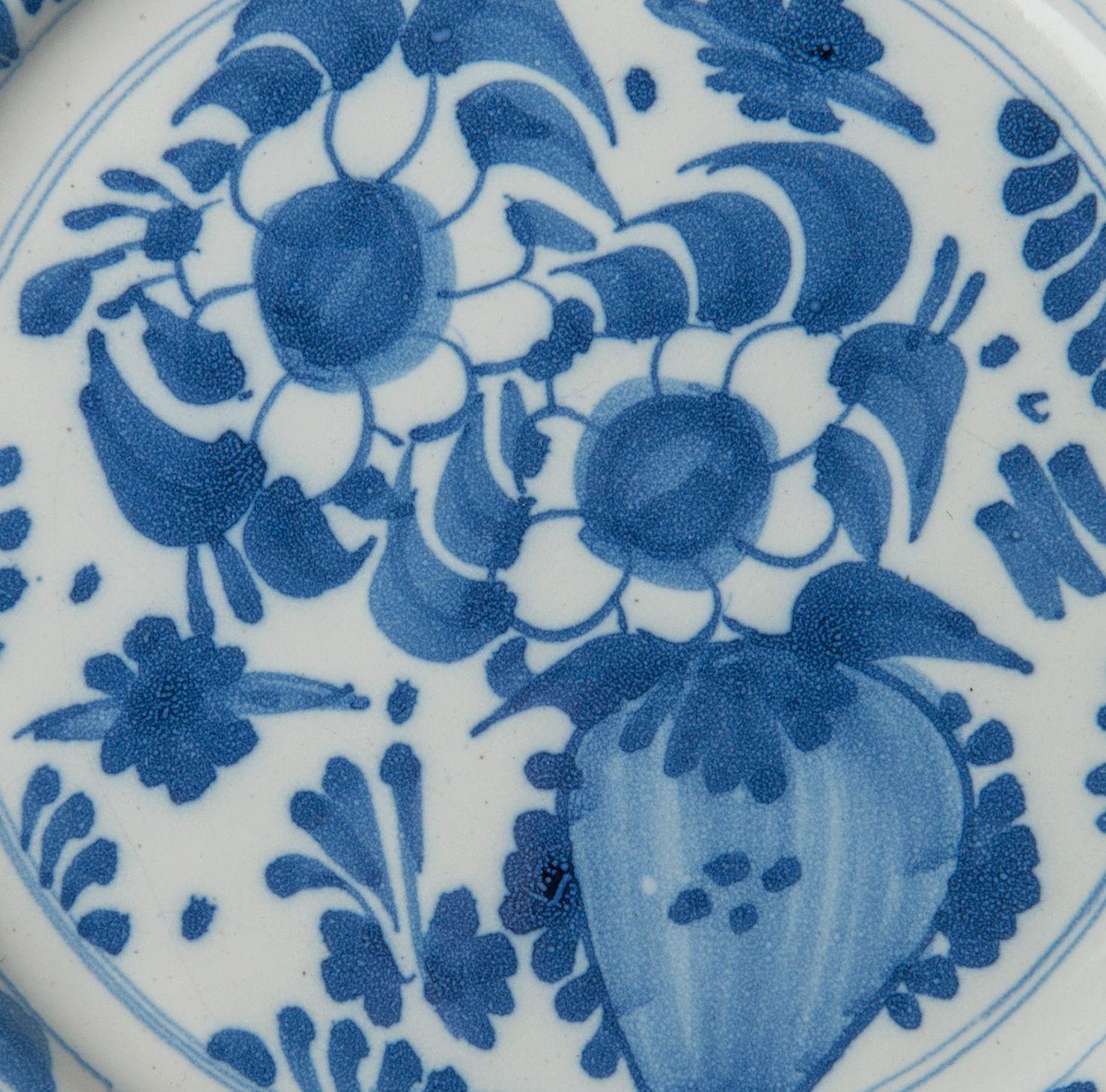Blue and White Plate with Flower Vase. Delft, 1650-1680 In Good Condition In Verviers, BE