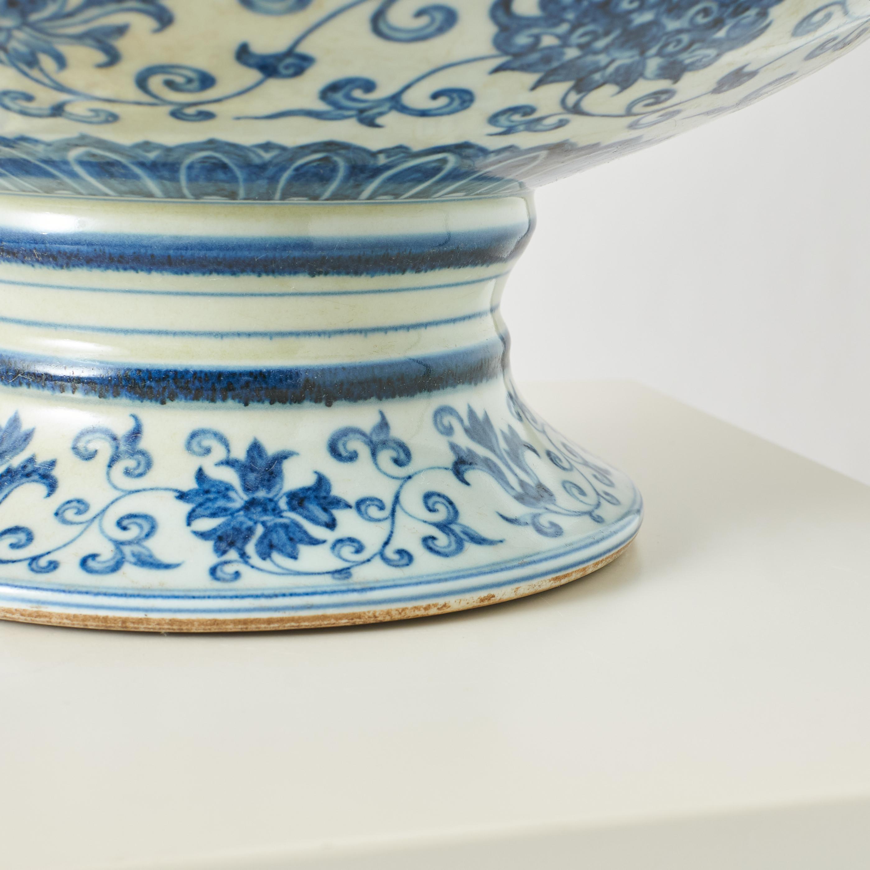 Blue and White Plate with Interlocking Lotus Stem Design For Sale 3