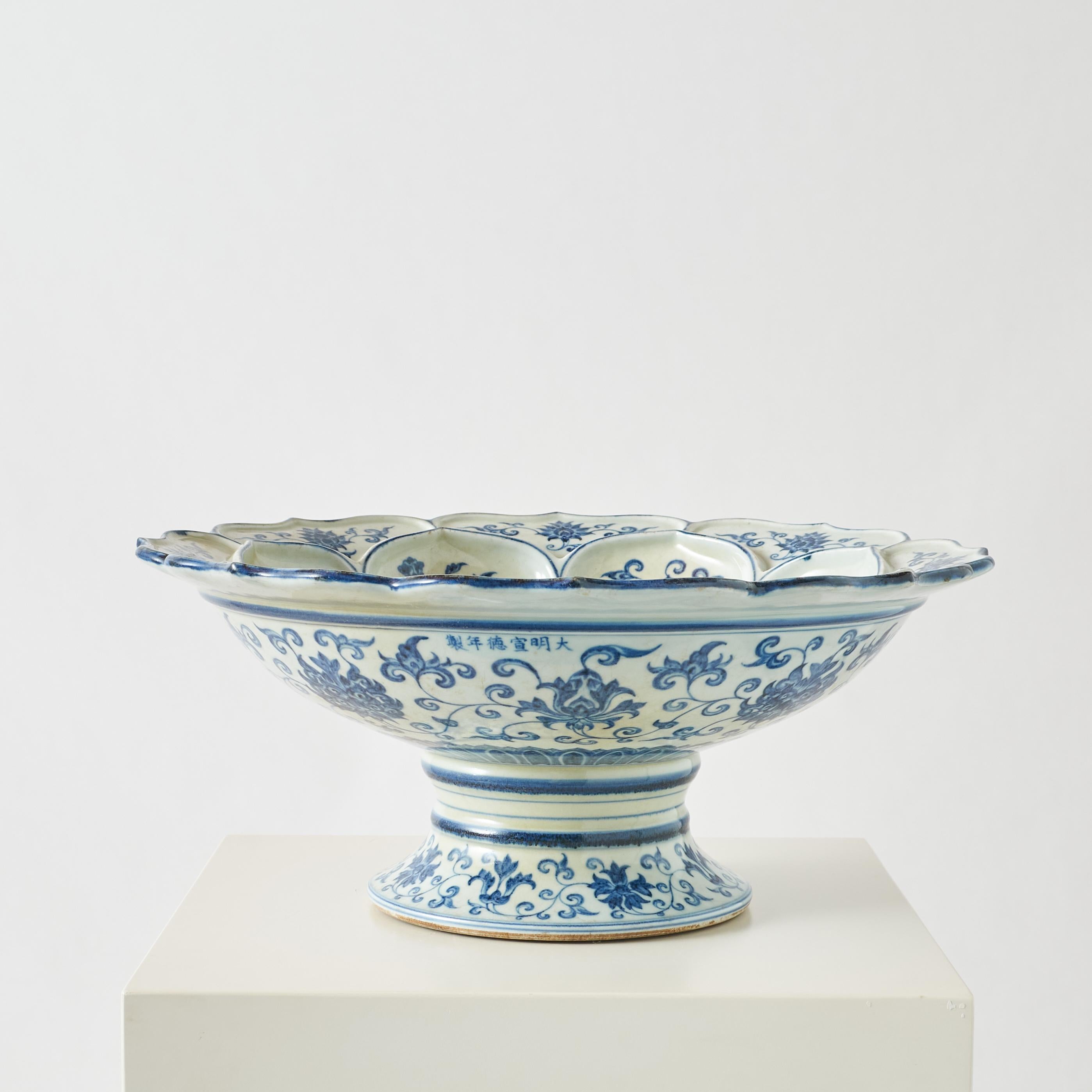 Chinese Blue and White Plate with Interlocking Lotus Stem Design For Sale