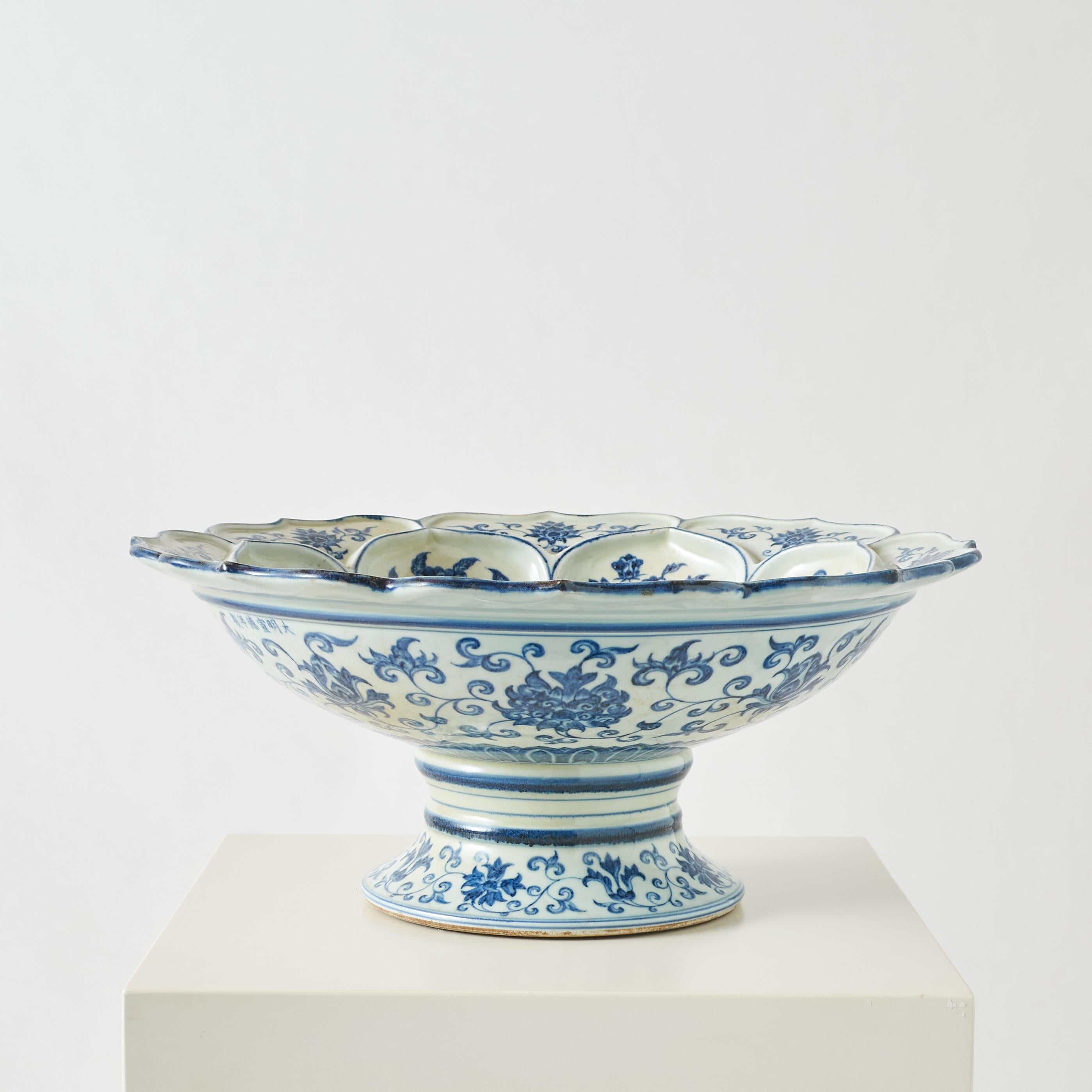 Blue and White Plate with Interlocking Lotus Stem Design In Good Condition For Sale In San Francisco, CA