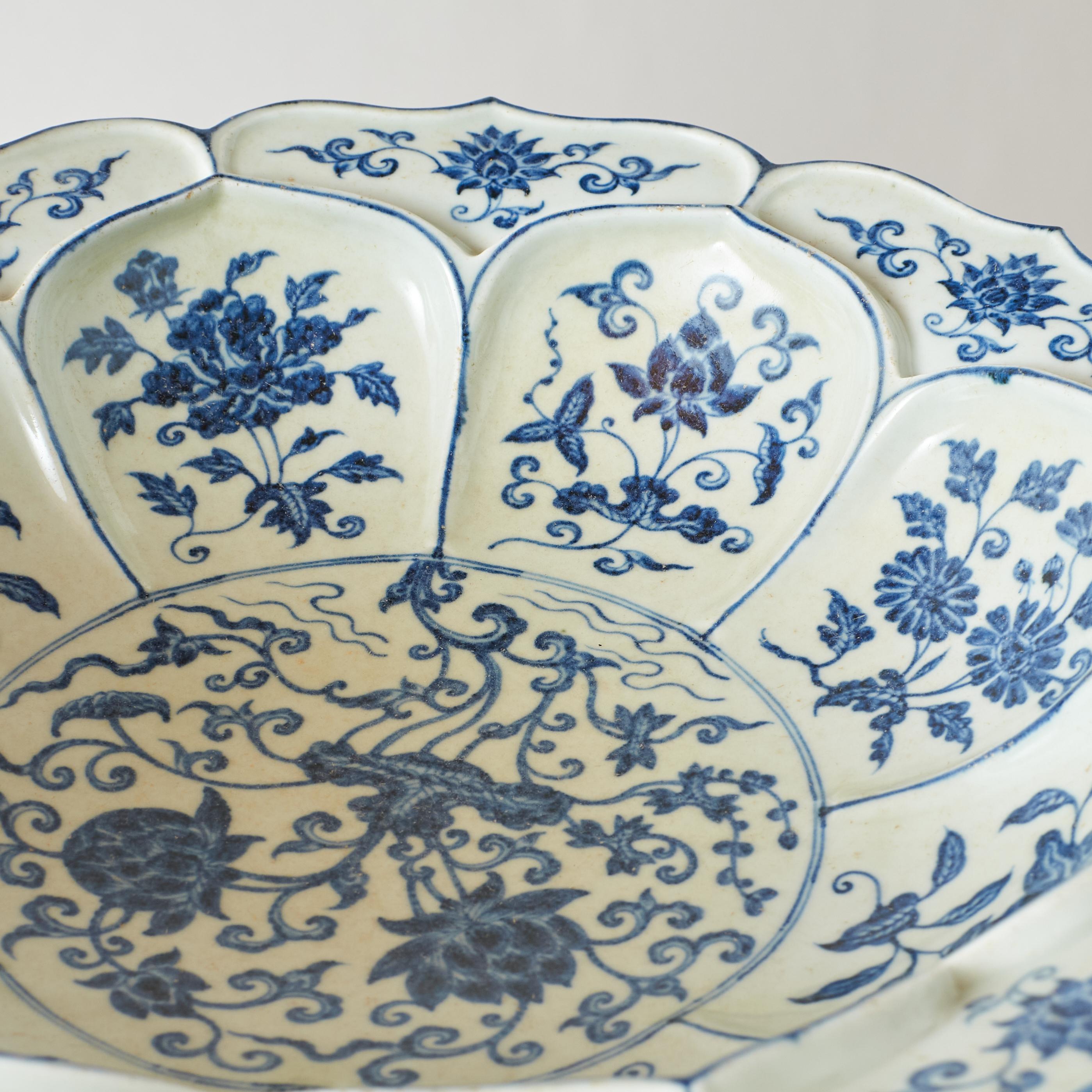 20th Century Blue and White Plate with Interlocking Lotus Stem Design For Sale