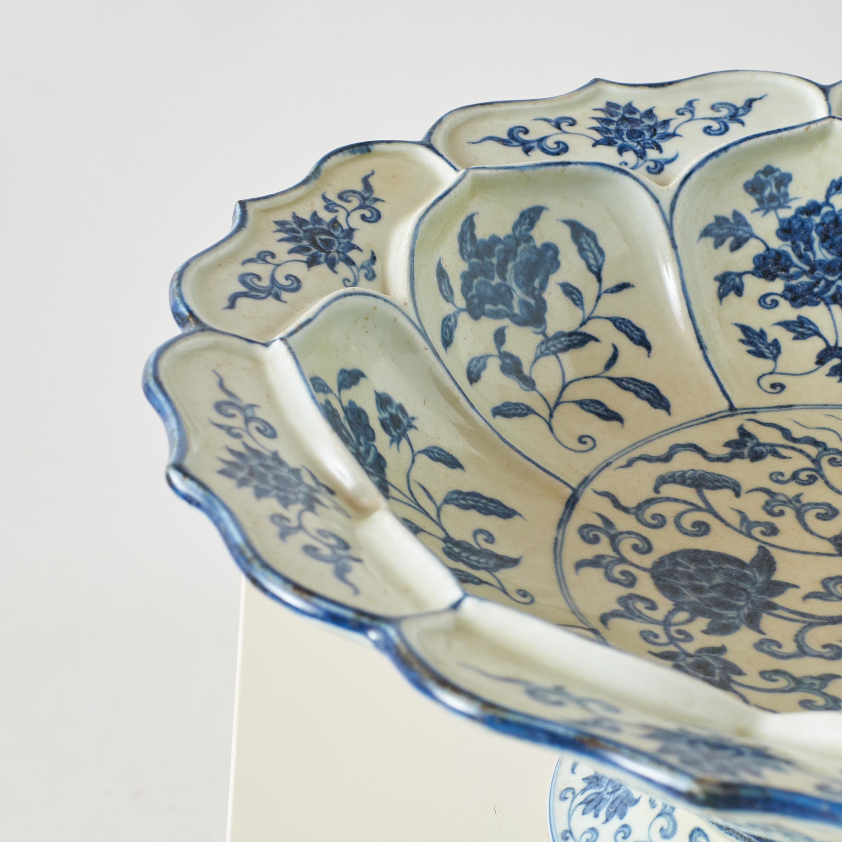 Blue and White Plate with Interlocking Lotus Stem Design For Sale 1