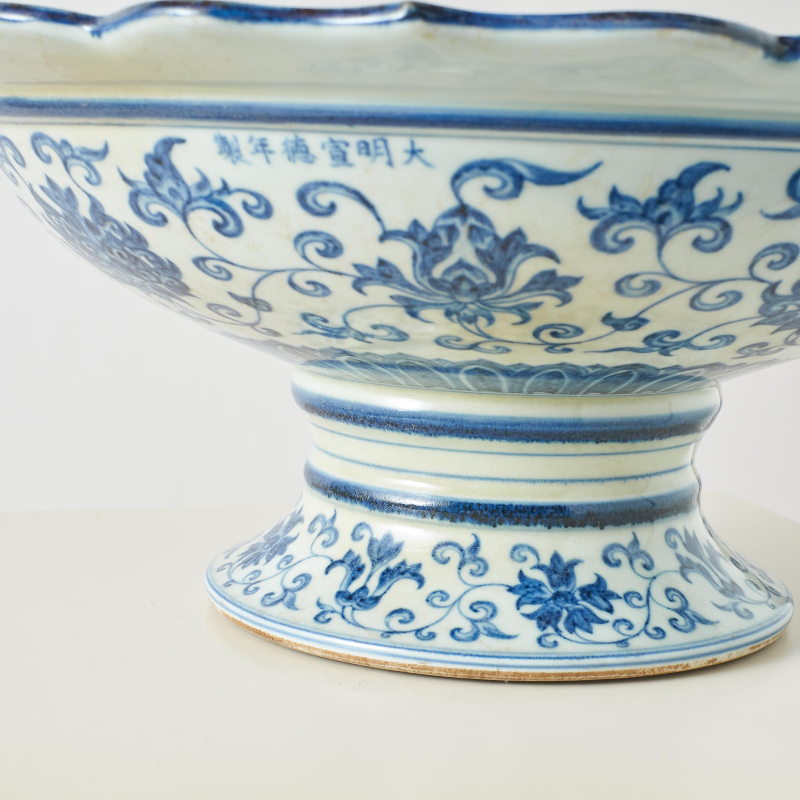 Blue and White Plate with Interlocking Lotus Stem Design For Sale 2