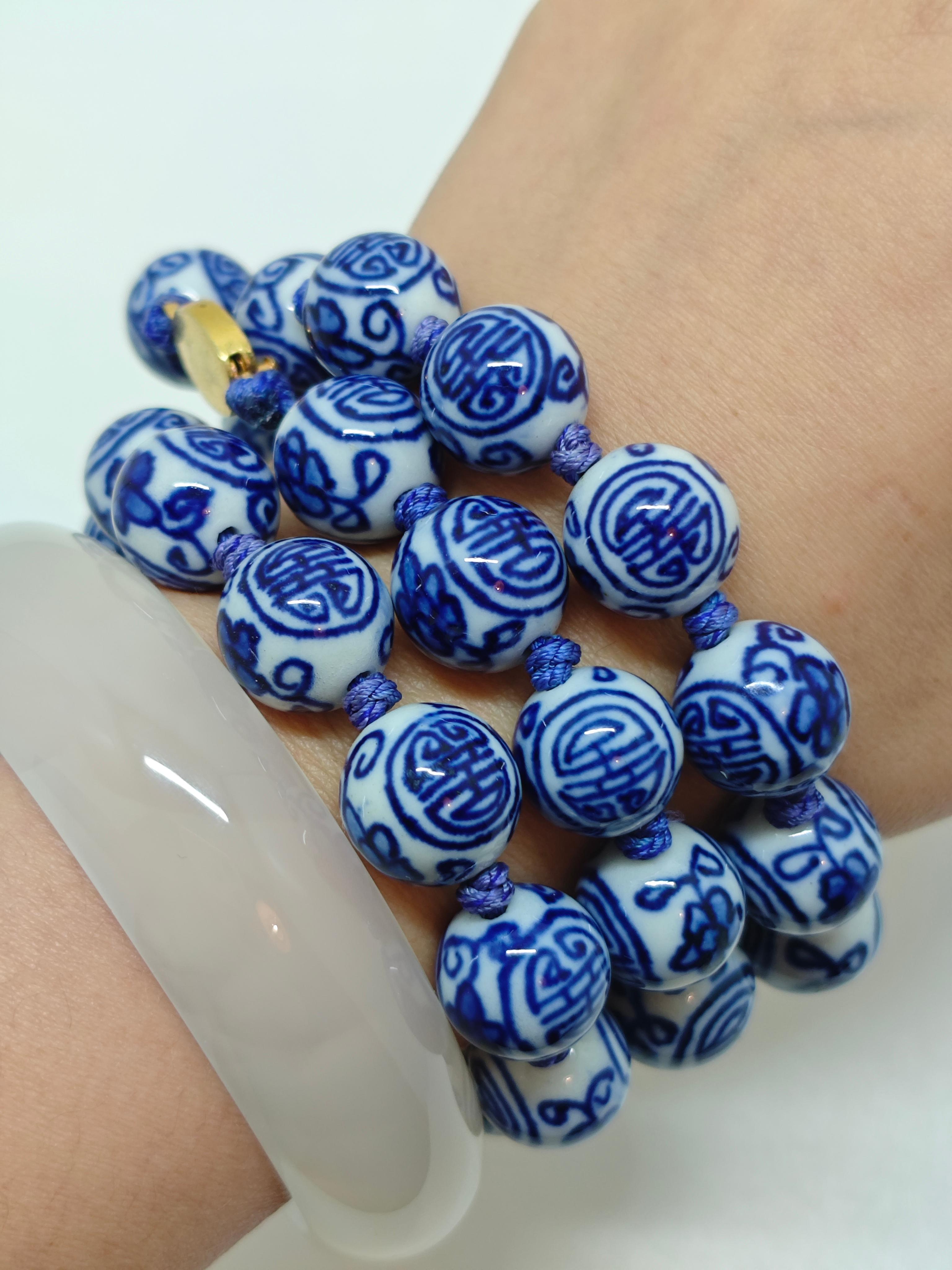 Dopoguerra Collana di perline di porcellana bianche e blu  Simbolo di longevità ed Eleganza in vendita