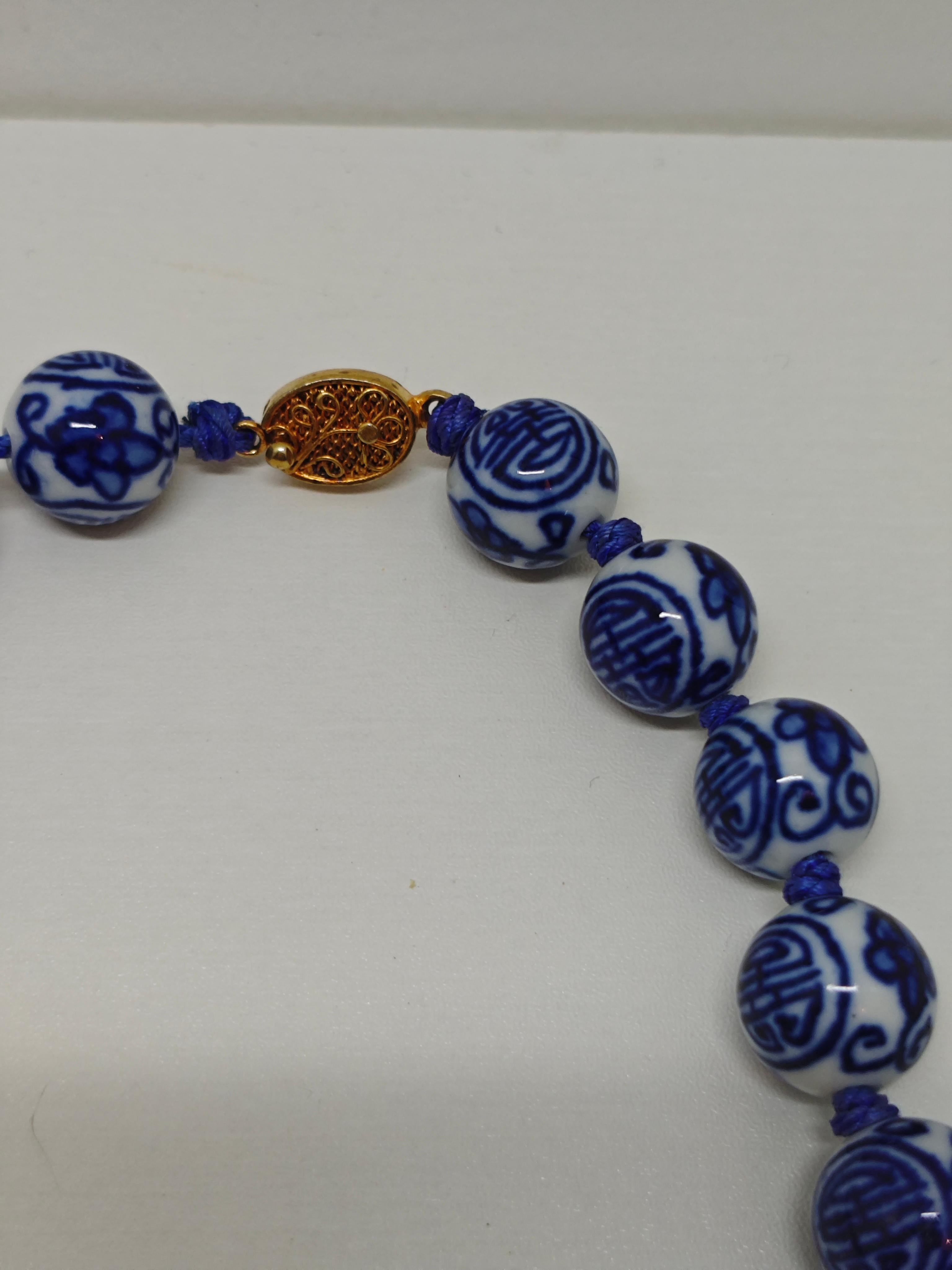 Collana di perline di porcellana bianche e blu  Simbolo di longevità ed Eleganza In condizioni buone in vendita a PUTNEY, NSW