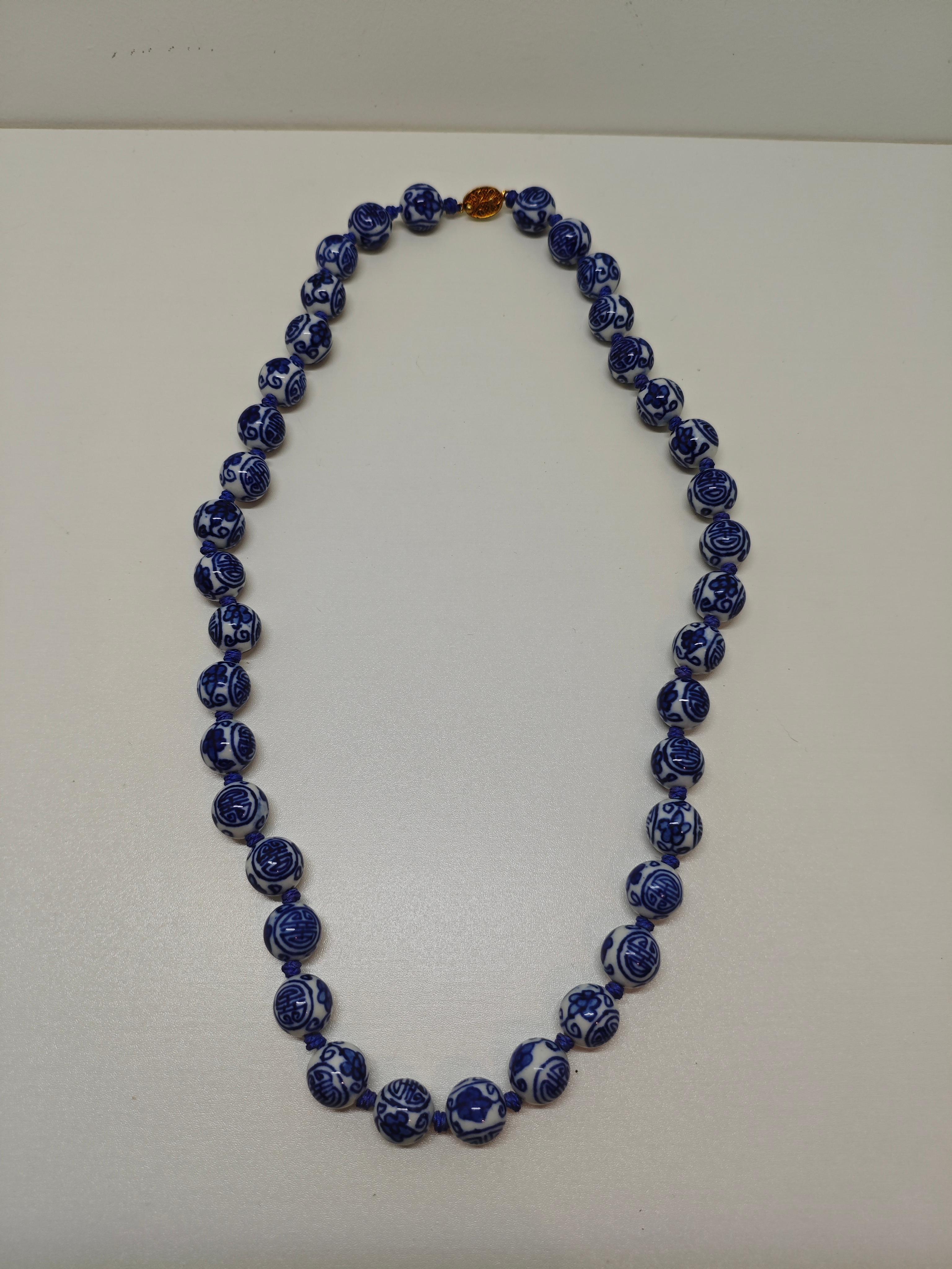 Donna Collana di perline di porcellana bianche e blu  Simbolo di longevità ed Eleganza in vendita