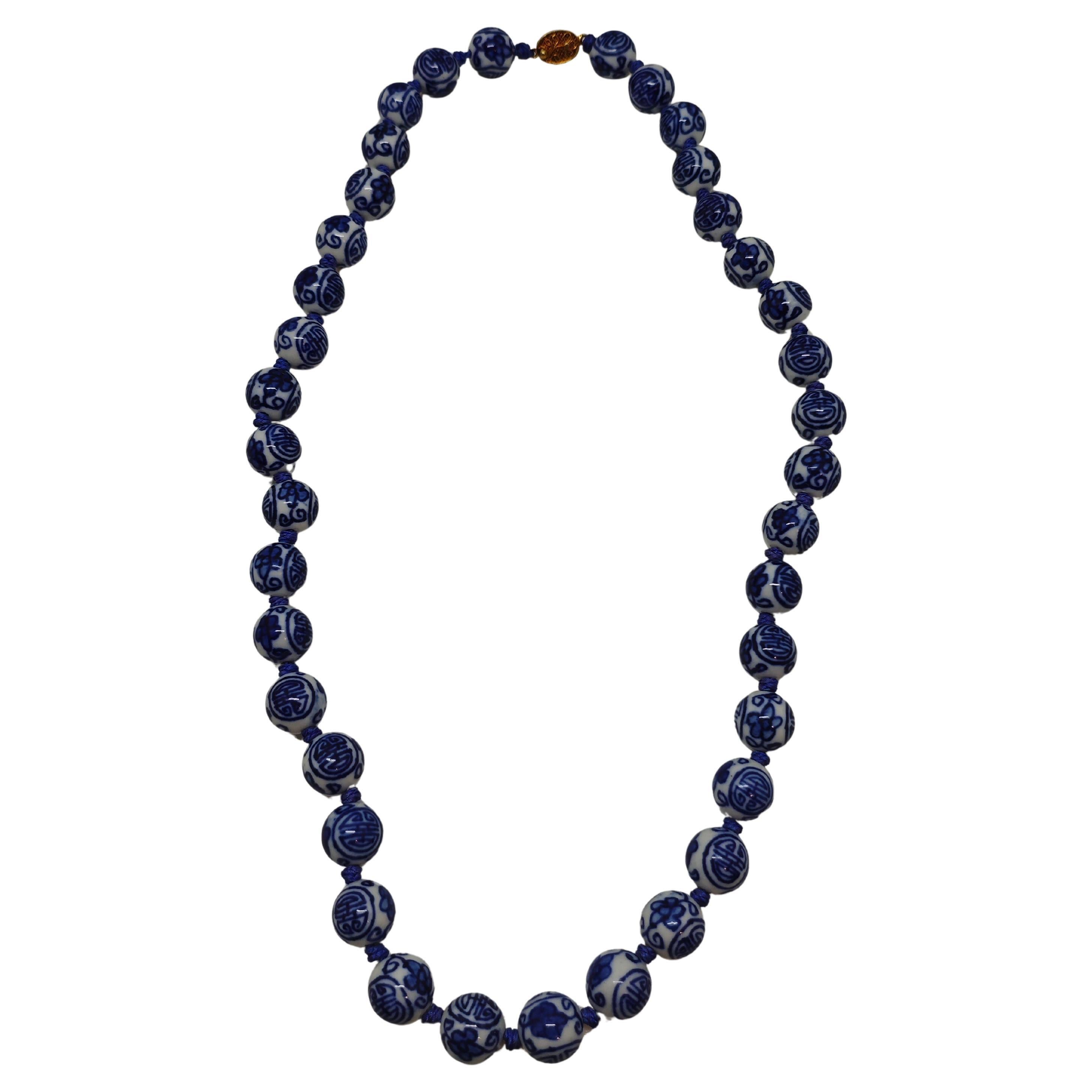 Collana di perline di porcellana bianche e blu  Simbolo di longevità ed Eleganza in vendita