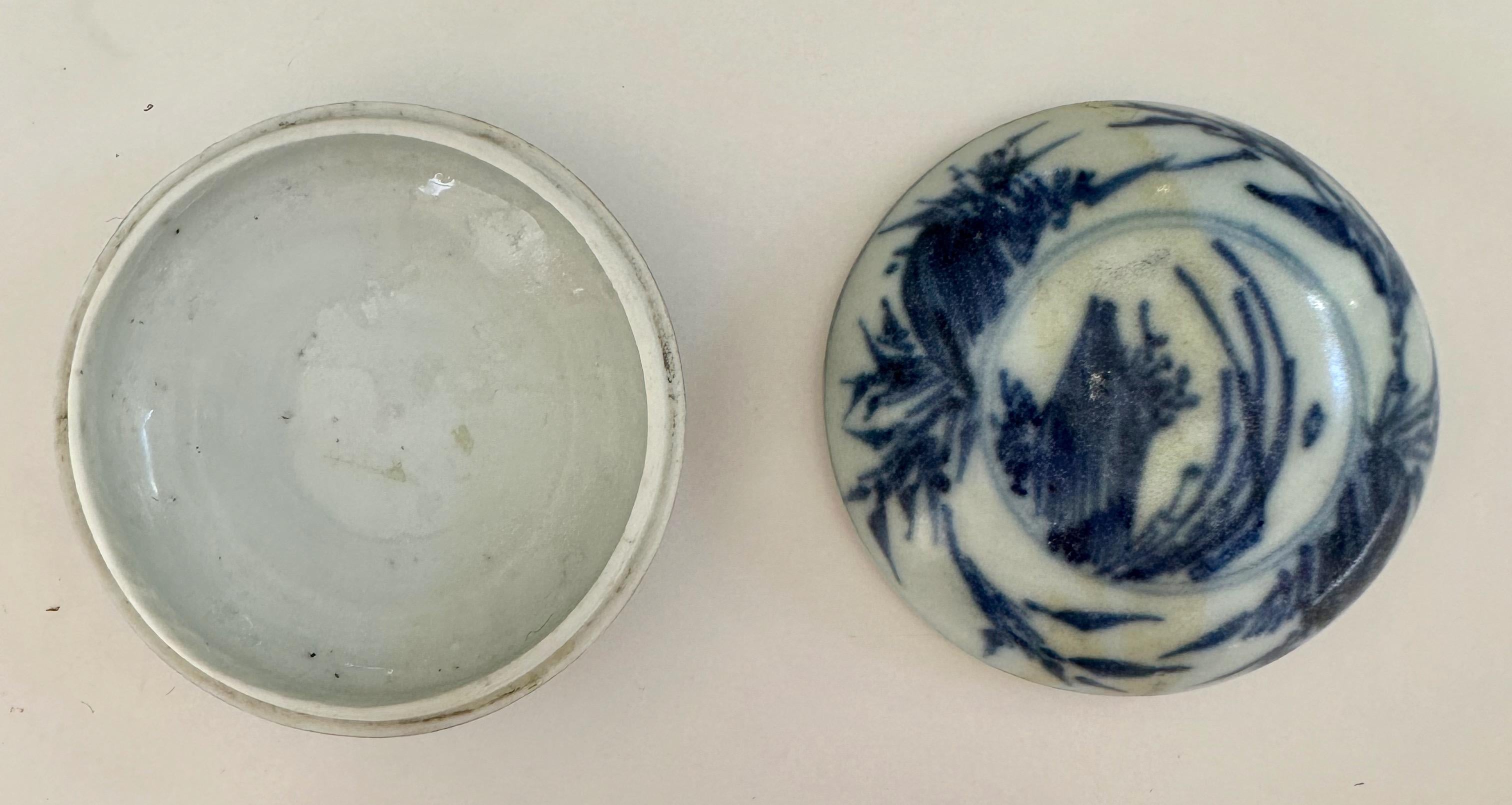 17th century Chinese porcelain blue and white box decorated with stylized plants and floral scrolls. 

This small Transitional period (1620-1683) round box was recovered by Captain Michael Hatcher from the wreck of a ship that sunk in the South