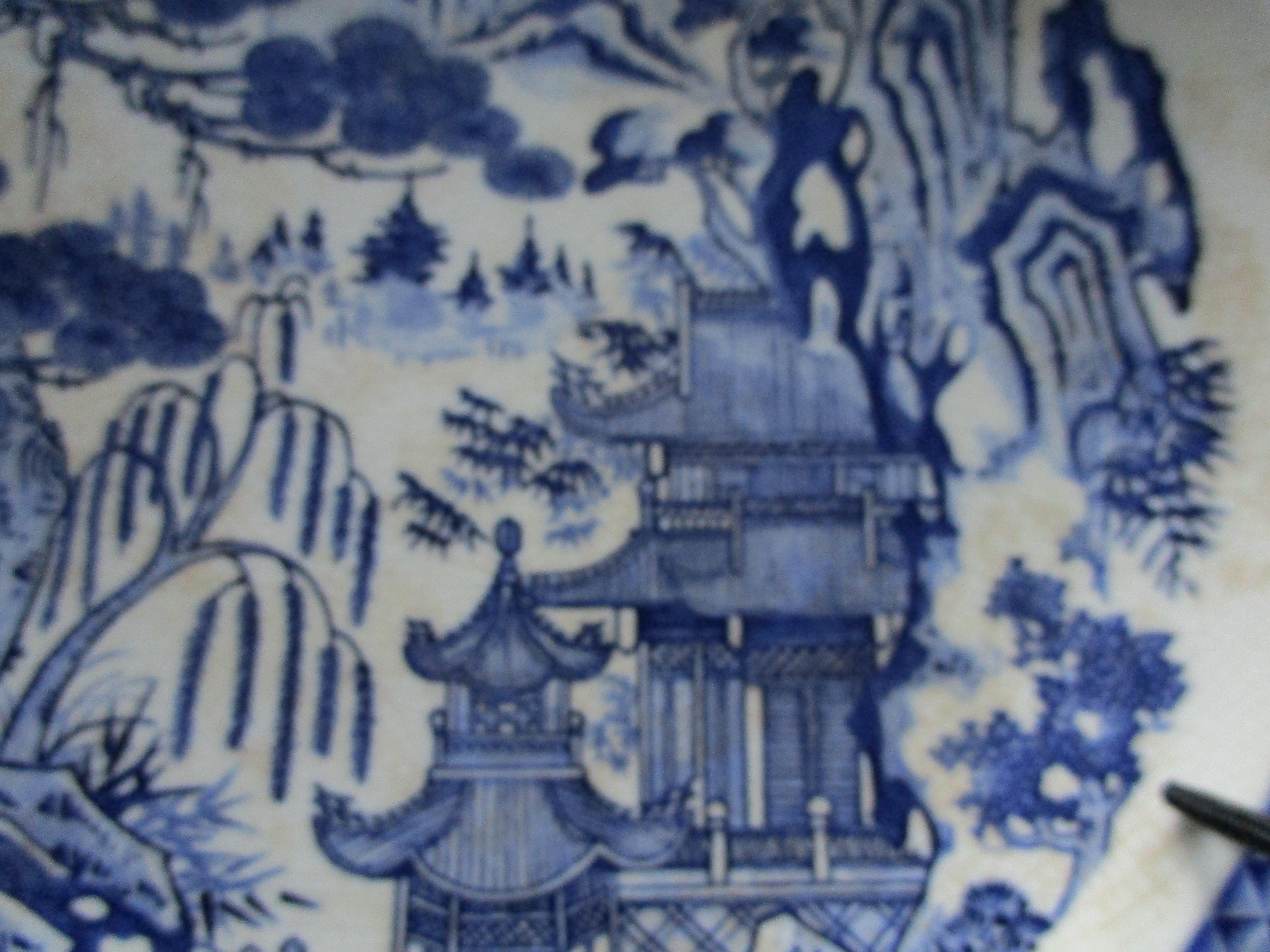 Exportation chinoise Assiette de présentation en porcelaine bleue et blanche d'exportation chinoise avec montagnes et pagode en vente