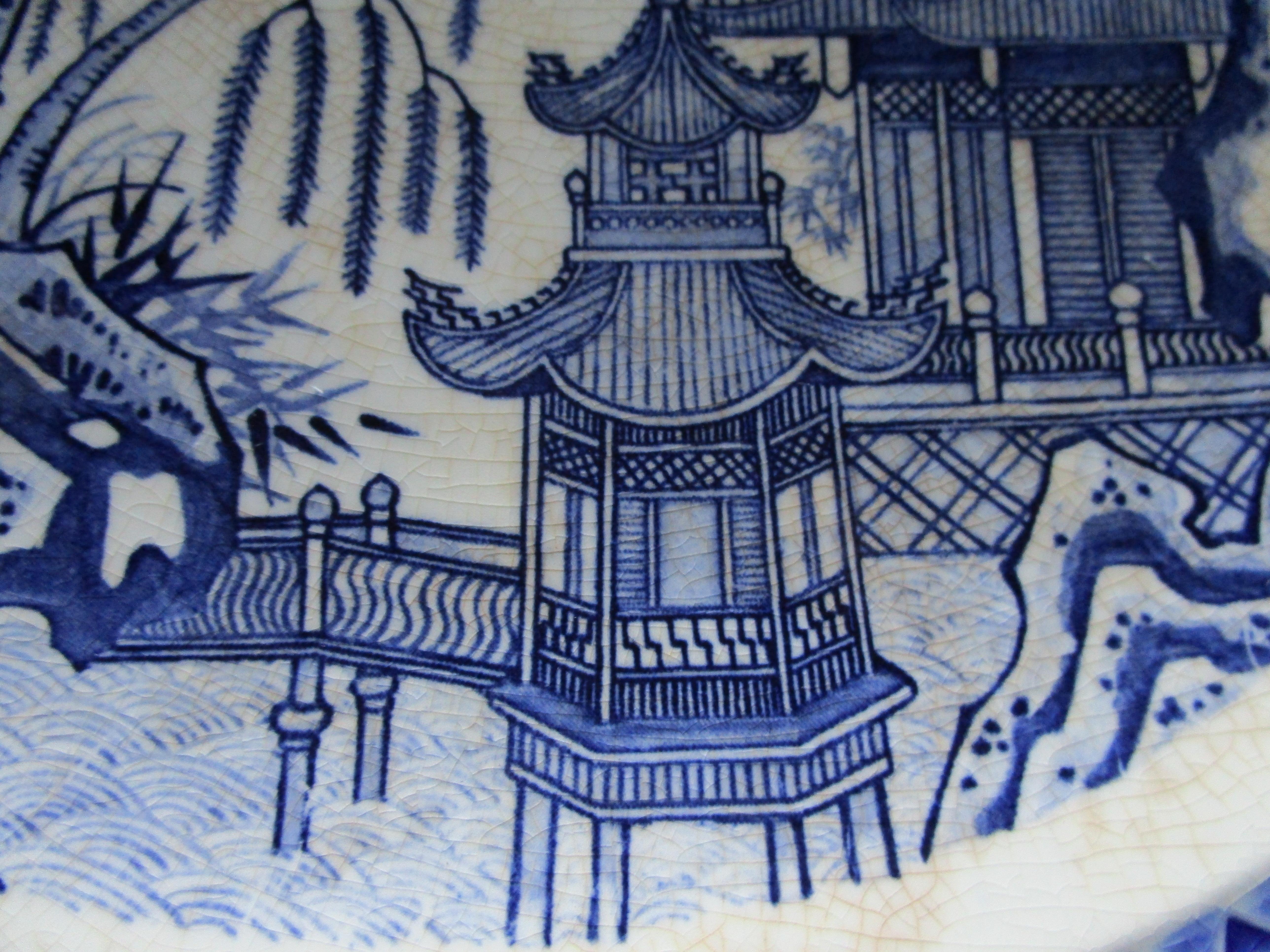 Assiette de présentation en porcelaine bleue et blanche d'exportation chinoise avec montagnes et pagode Bon état - En vente à Lomita, CA