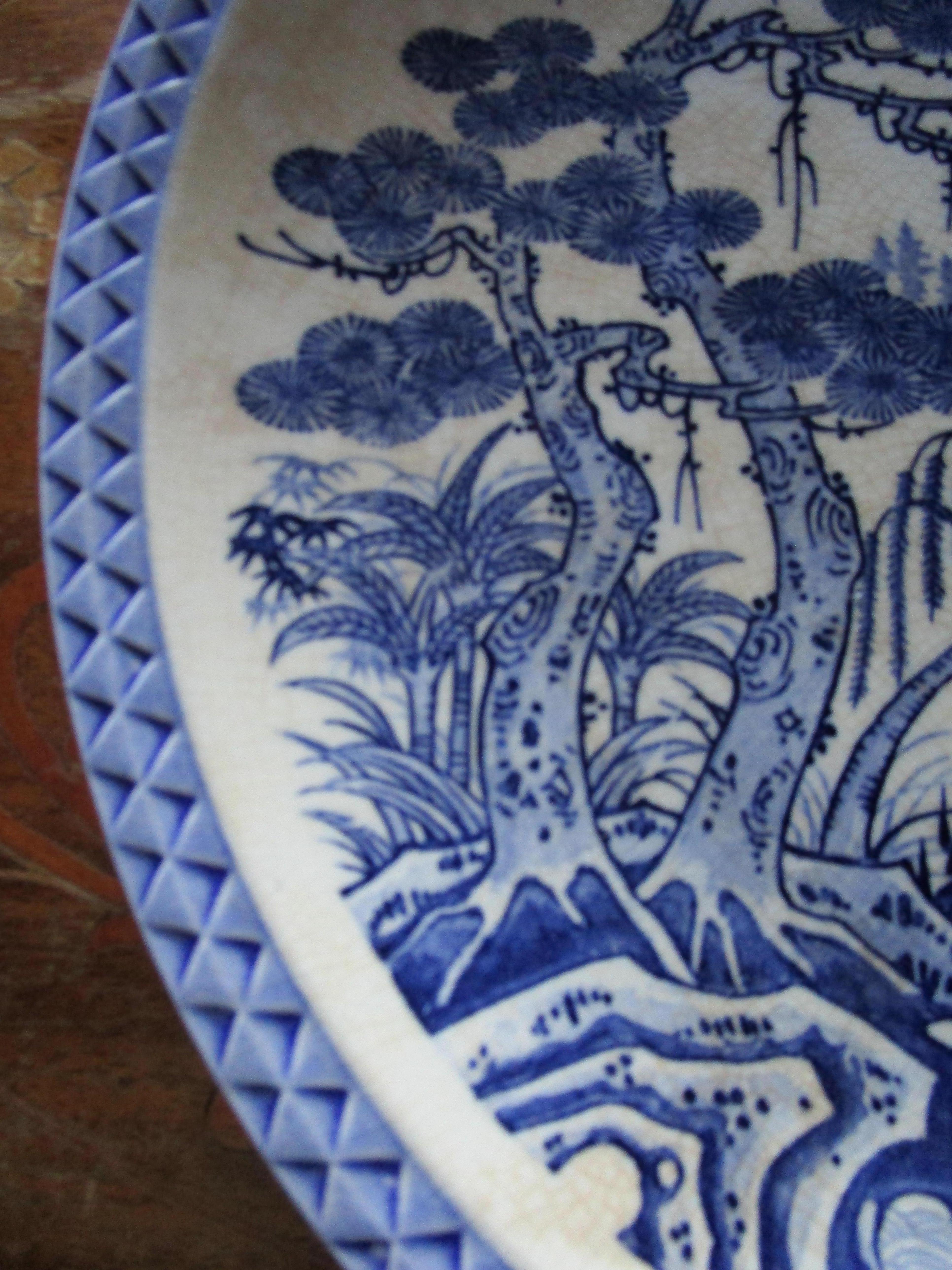 XX secolo Caricatore da esportazione cinese in porcellana blu e bianca con montagne e pagoda in vendita