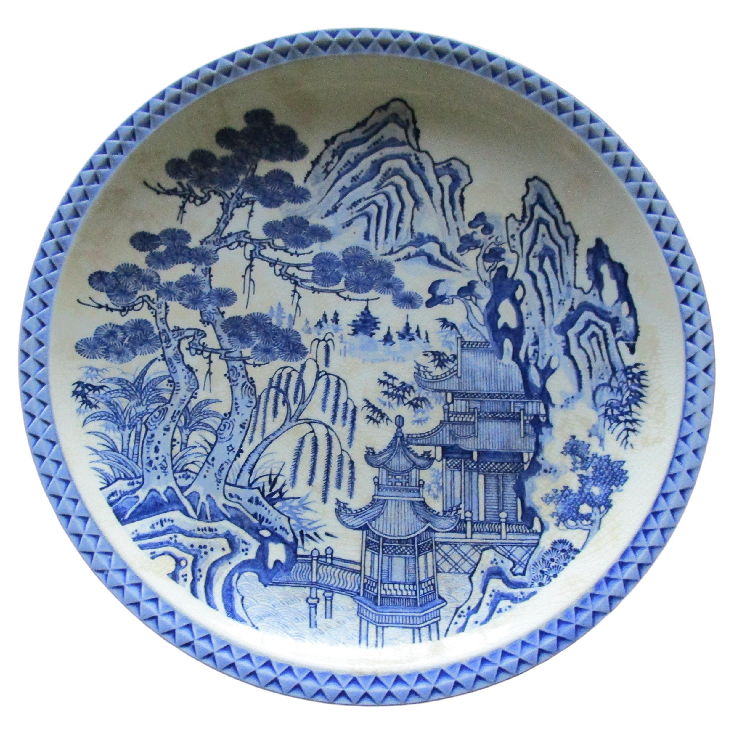 Assiette de présentation en porcelaine bleue et blanche d'exportation chinoise avec montagnes et pagode en vente